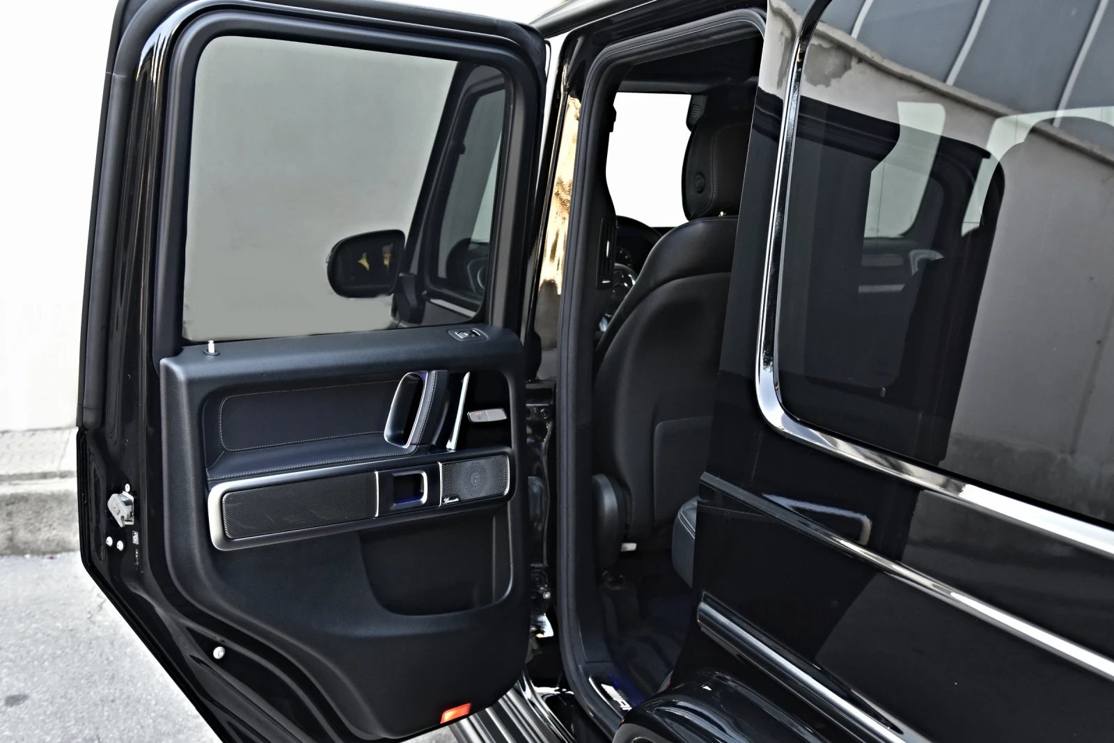 Mercedes-Benz G 63 AMG MANUFAKTUR* FACE-2025* AKRAPOVIC* CARBON* 360* 22, снимка 17 - Автомобили и джипове - 56015008