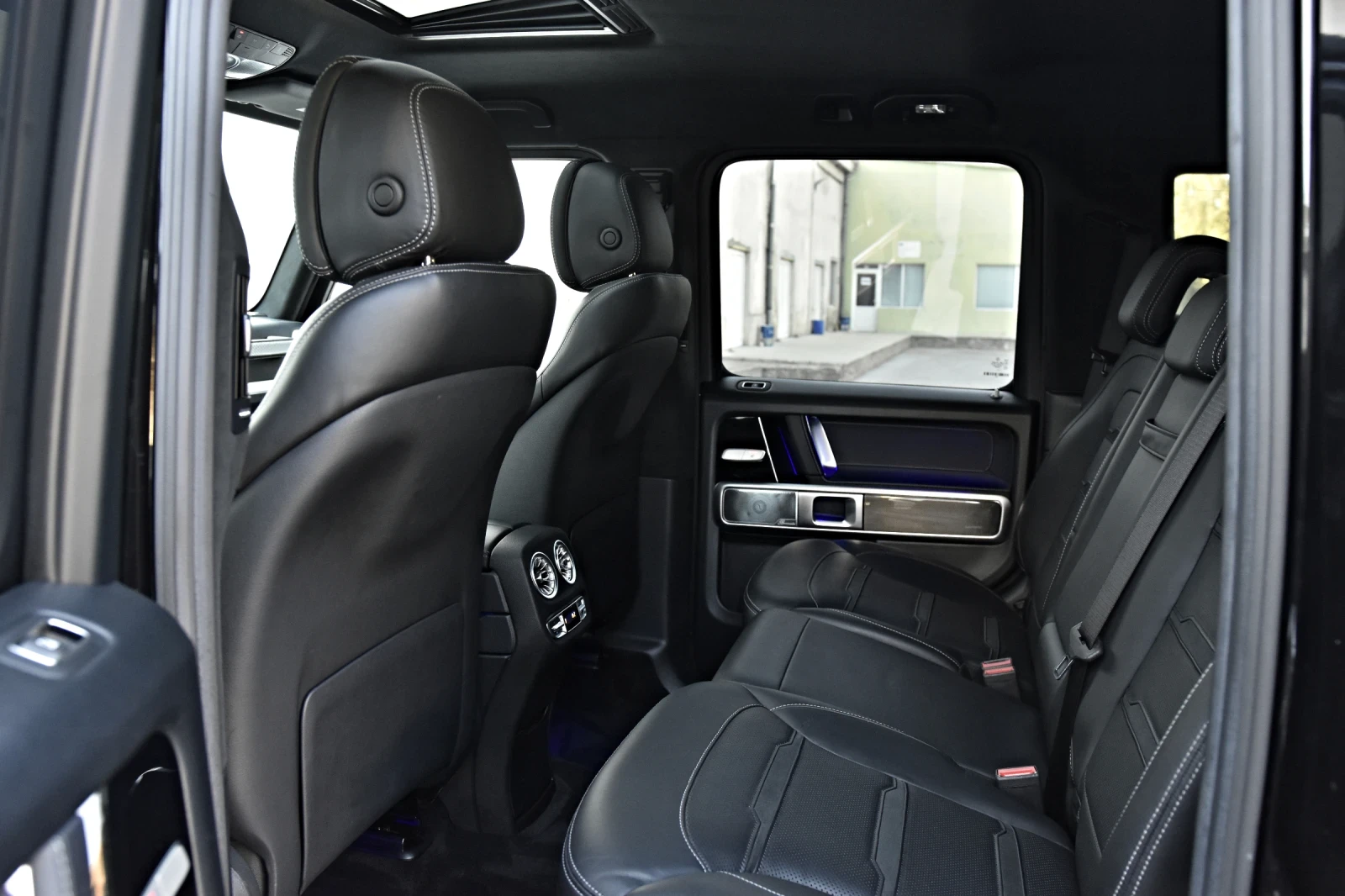 Mercedes-Benz G 63 AMG MANUFAKTUR* FACE-2025* AKRAPOVIC* CARBON* 360* 22, снимка 16 - Автомобили и джипове - 56015008