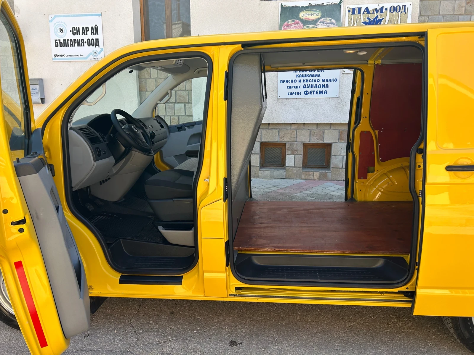 VW Transporter 2.0TDI КЛИМАТИК* 2 стр. врати* , снимка 11 - Бусове и автобуси - 55493411