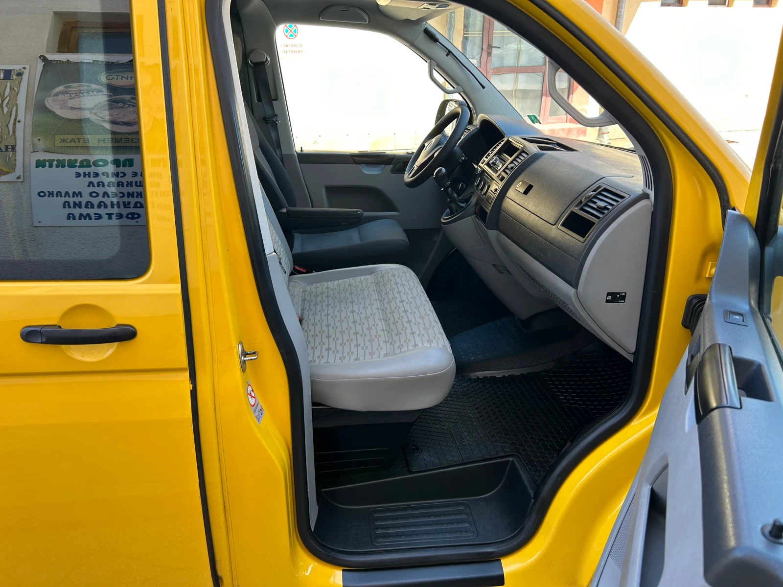 VW Transporter 2.0TDI КЛИМАТИК* 2 стр. врати* , снимка 10 - Бусове и автобуси - 55493411