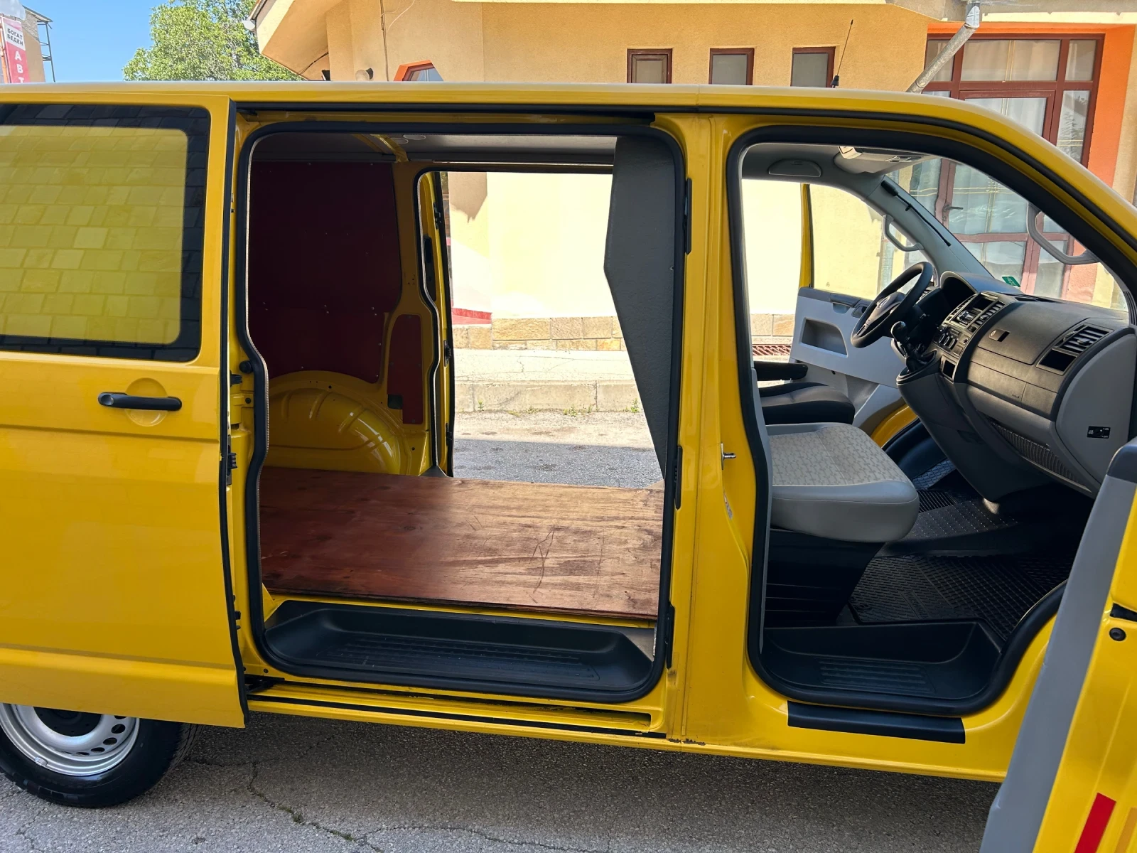 VW Transporter 2.0TDI КЛИМАТИК* 2 стр. врати* , снимка 12 - Бусове и автобуси - 55493411
