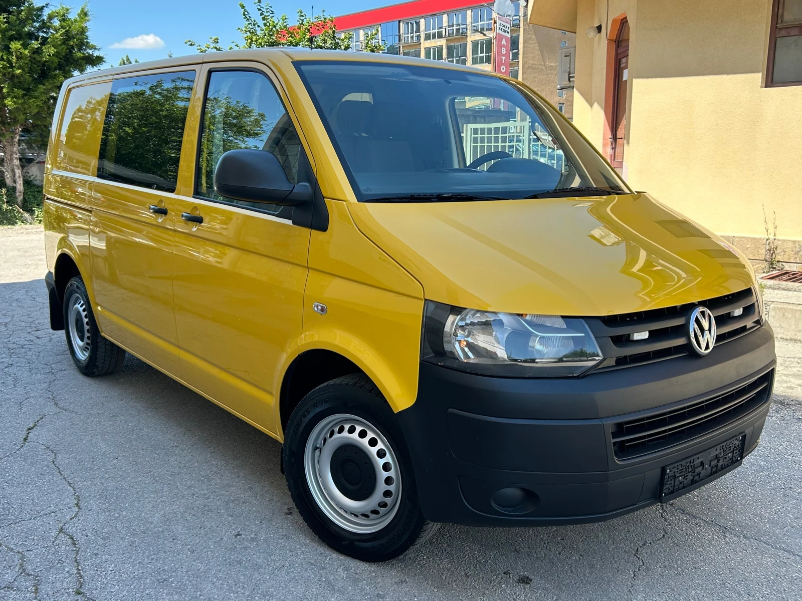 VW Transporter 2.0TDI КЛИМАТИК* 2 стр. врати* , снимка 3 - Бусове и автобуси - 55493411