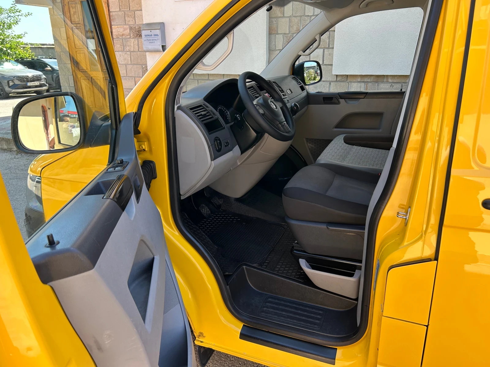 VW Transporter 2.0TDI КЛИМАТИК* 2 стр. врати* , снимка 9 - Бусове и автобуси - 55493411