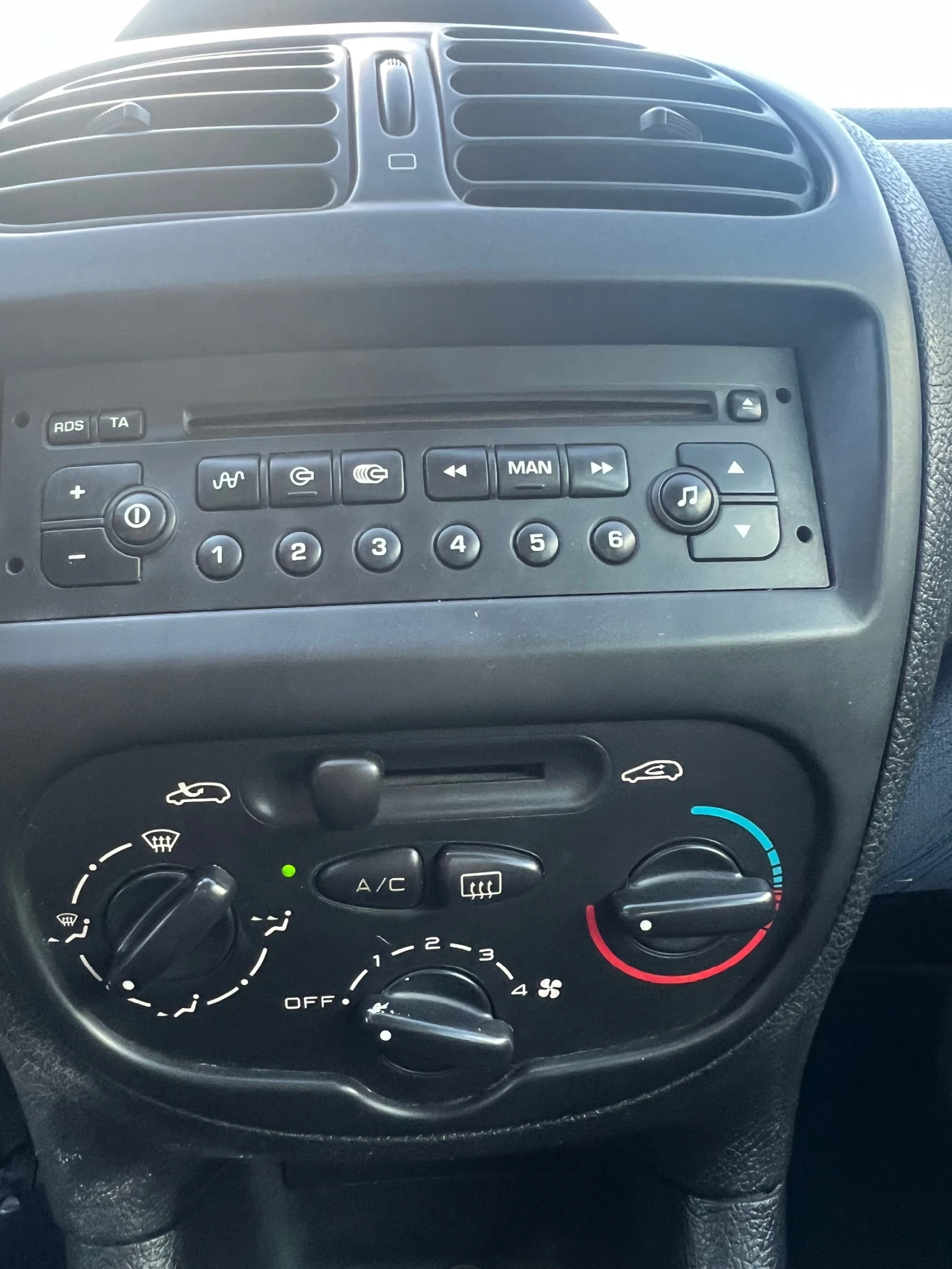 Peugeot 206 2.0 HDI 90кс Зареден работещ климатик - изображение 10
