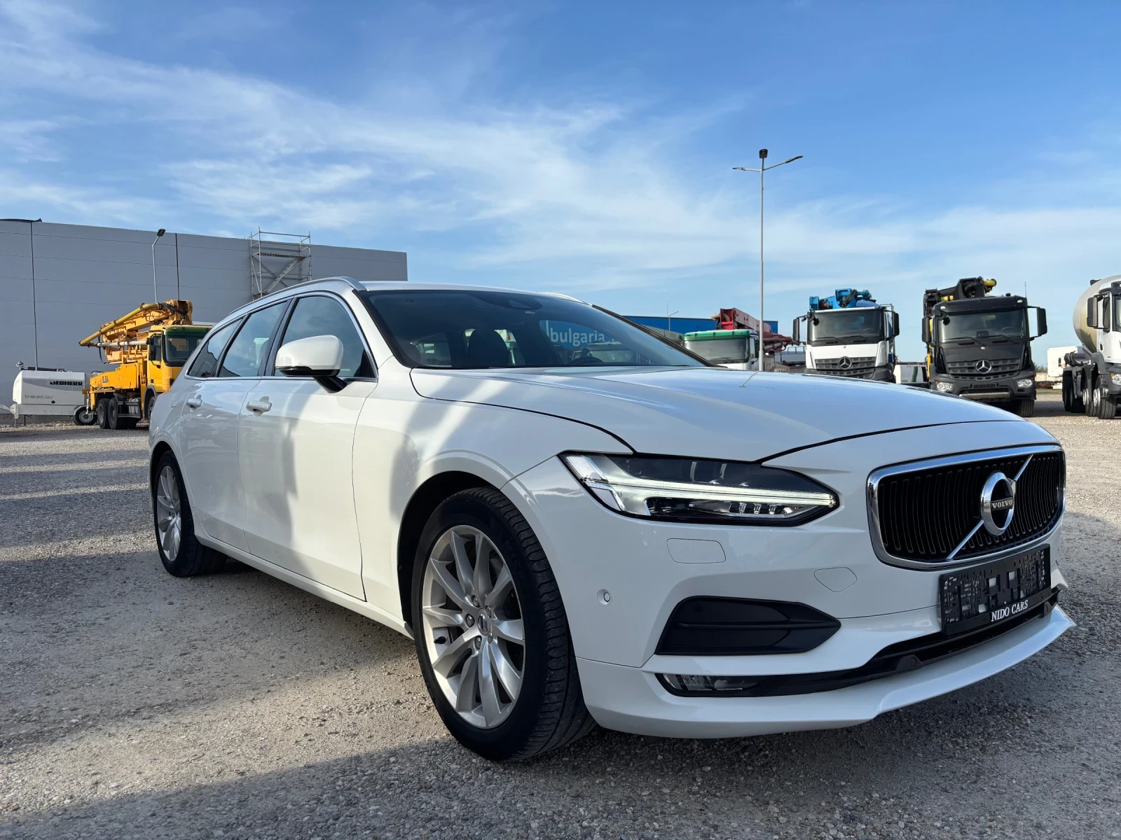 Volvo V90 D4 / AUTOMAT / LED / NAVI, снимка 2 - Автомобили и джипове - 54249298