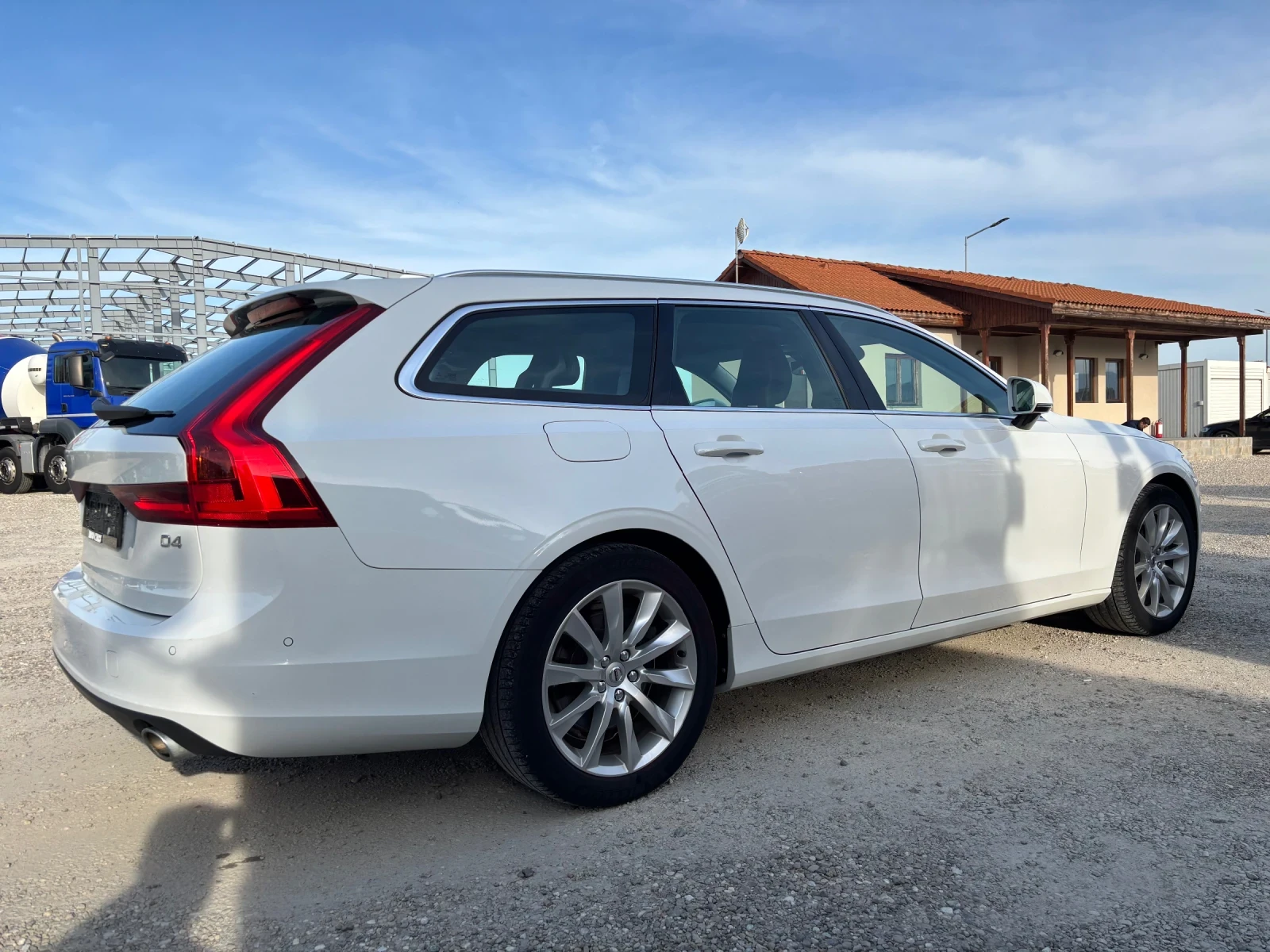 Volvo V90 D4 / AUTOMAT / LED / NAVI, снимка 4 - Автомобили и джипове - 54249298