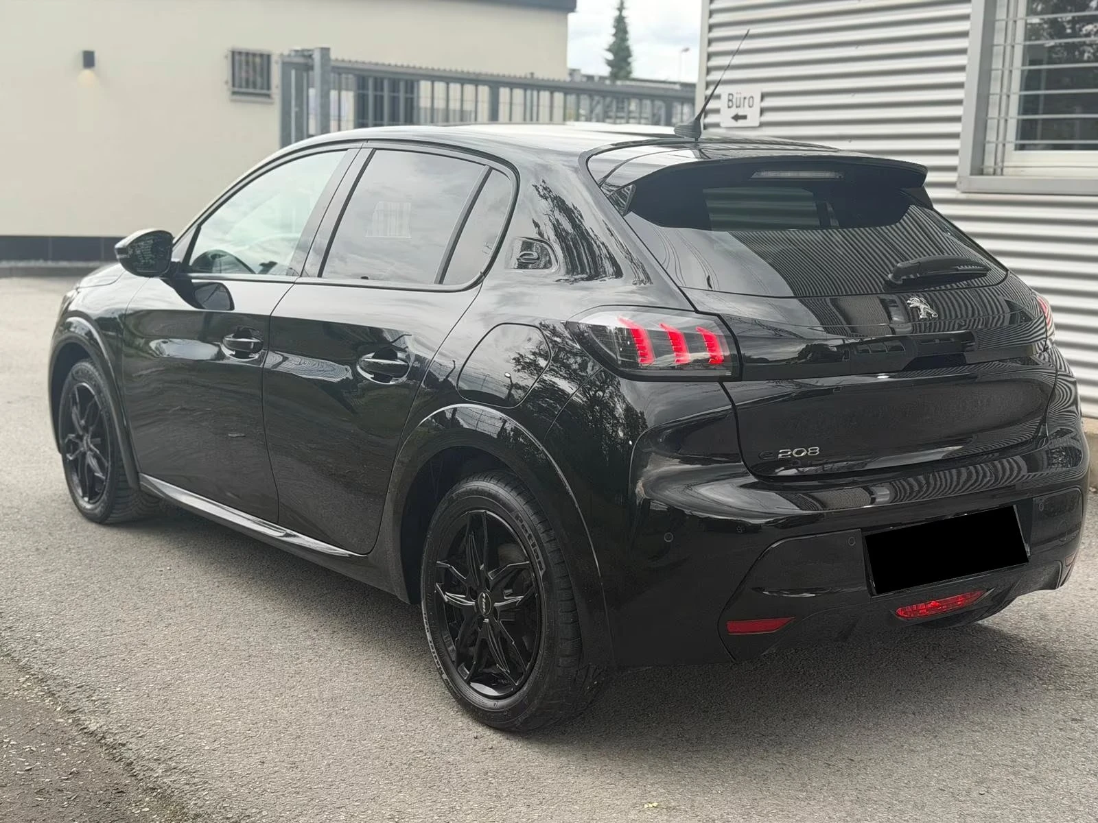 Peugeot 208 e-ALLURE PACK| 92%Батерия| Термопомпа| 360 | Подгр, снимка 3 - Автомобили и джипове - 54855753