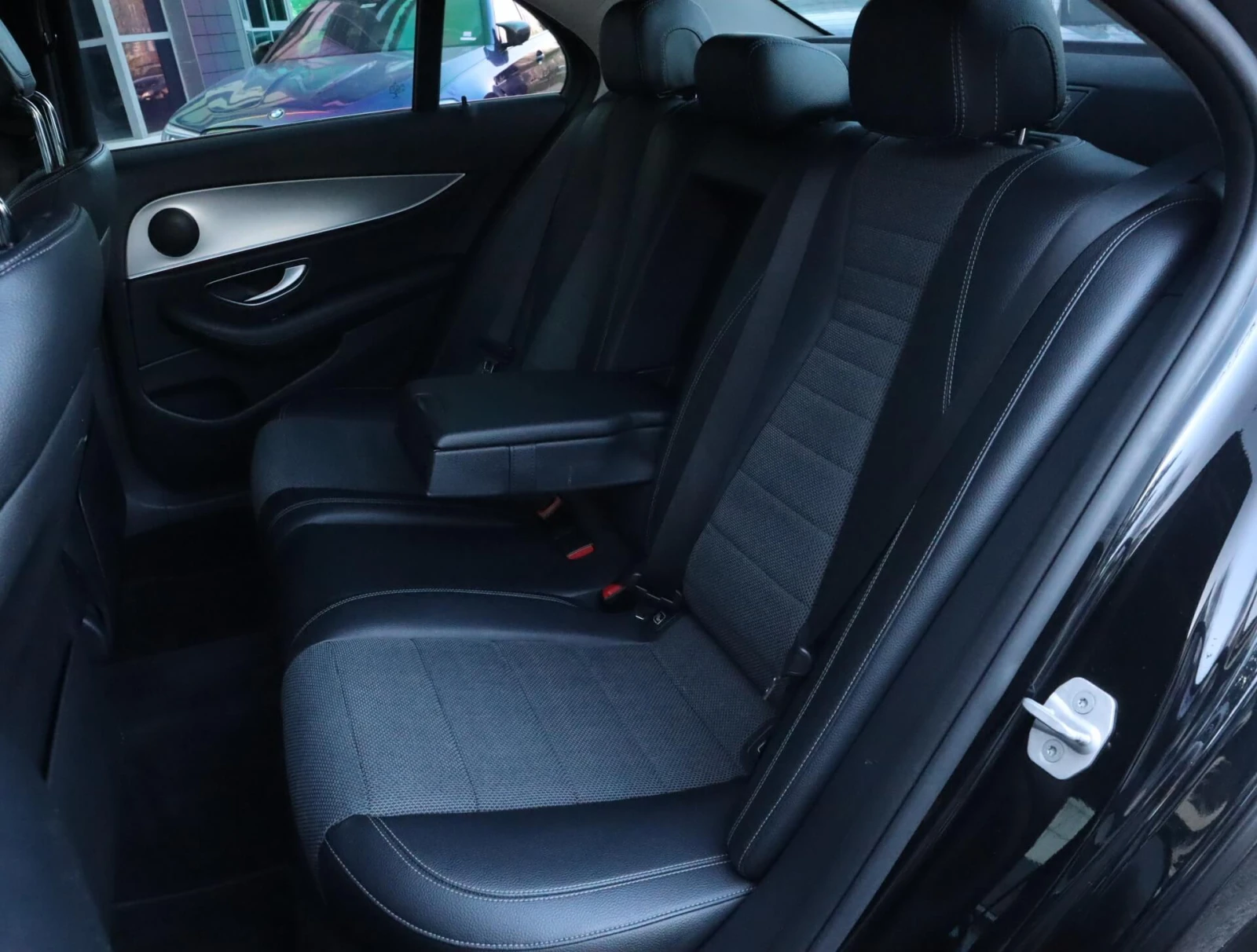 Mercedes-Benz E 220 CDI/Avantgarde/Dynamic Select/PRE-SAFE/Collision P, снимка 11 - Автомобили и джипове - 54184342