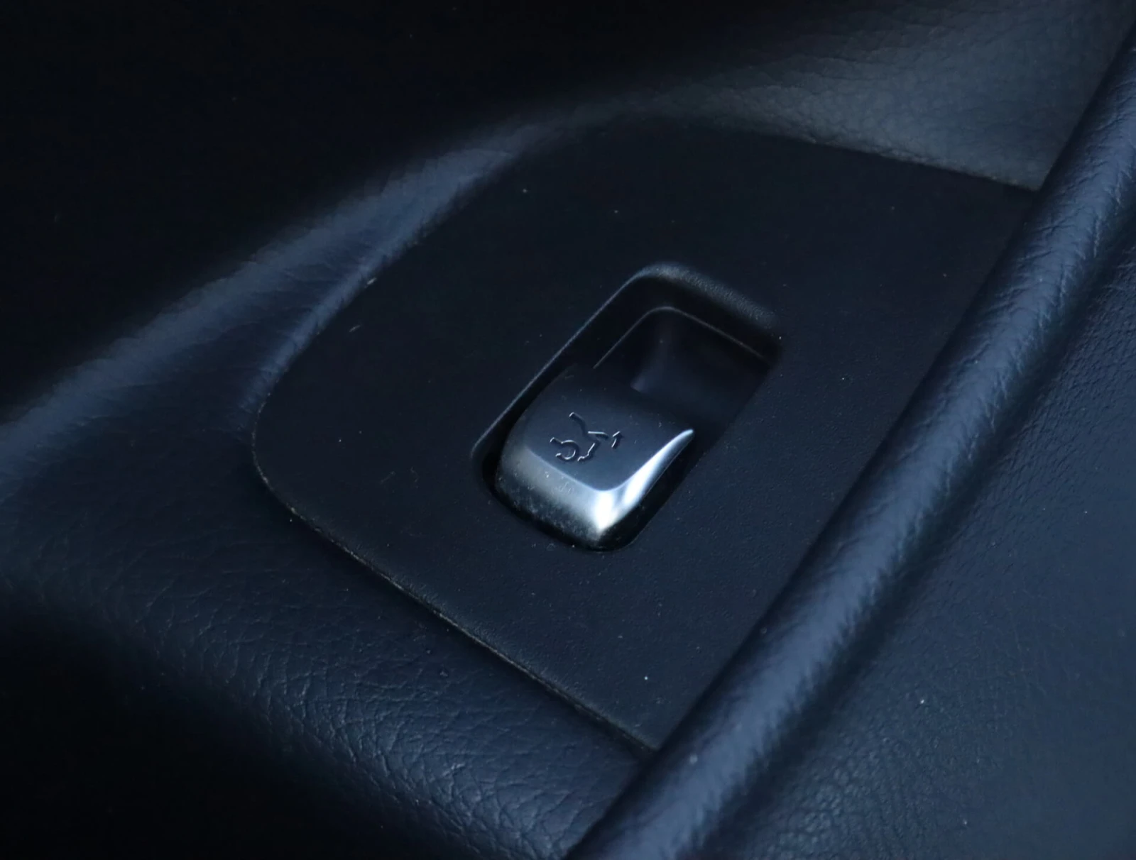 Mercedes-Benz E 220 CDI/Avantgarde/Dynamic Select/PRE-SAFE/Collision P, снимка 15 - Автомобили и джипове - 54184342