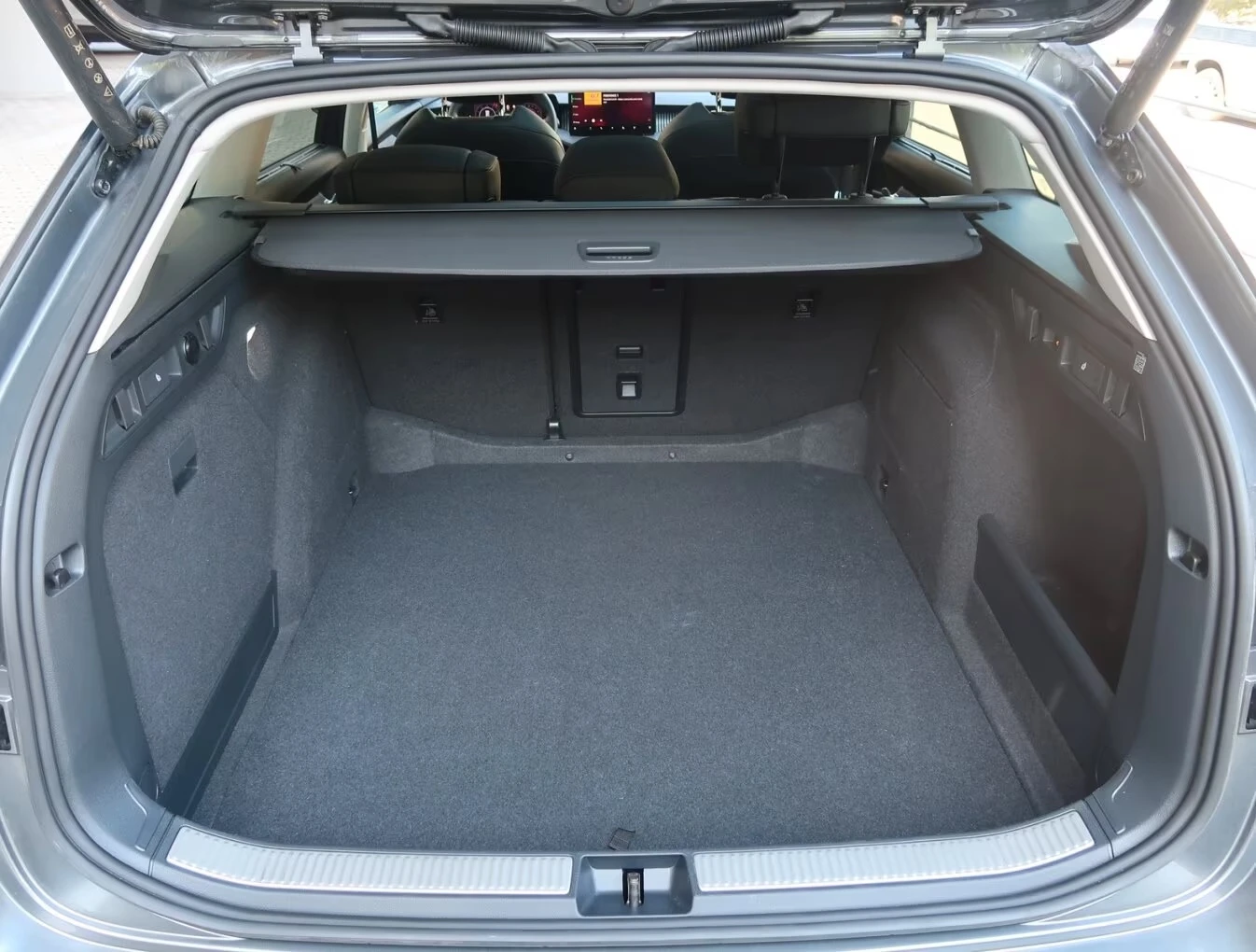 Skoda Superb 2.0 TSI 4x4 L&K COMBI 360-CAM CANTON , снимка 17 - Автомобили и джипове - 55629072