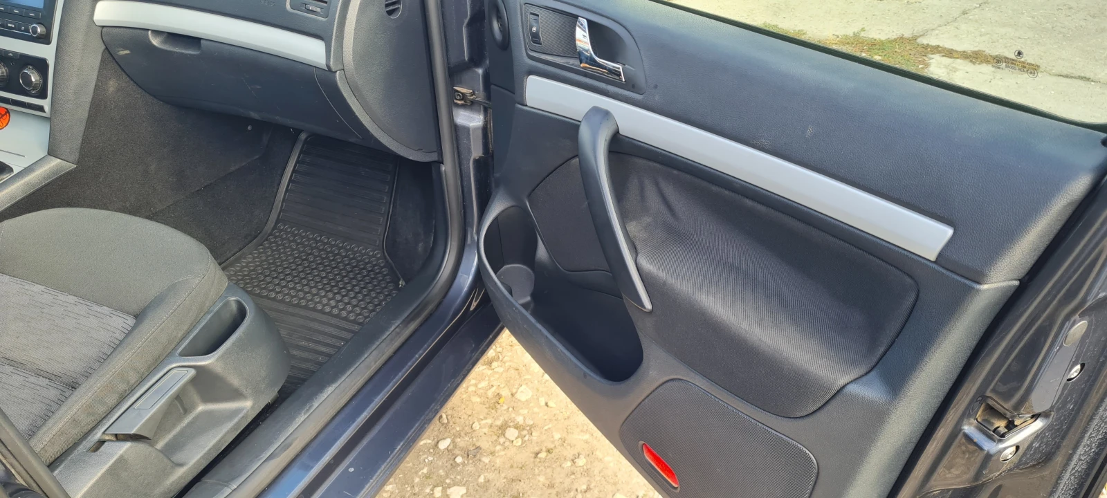 Skoda Octavia 1.6 TDI, снимка 8 - Автомобили и джипове - 56678948
