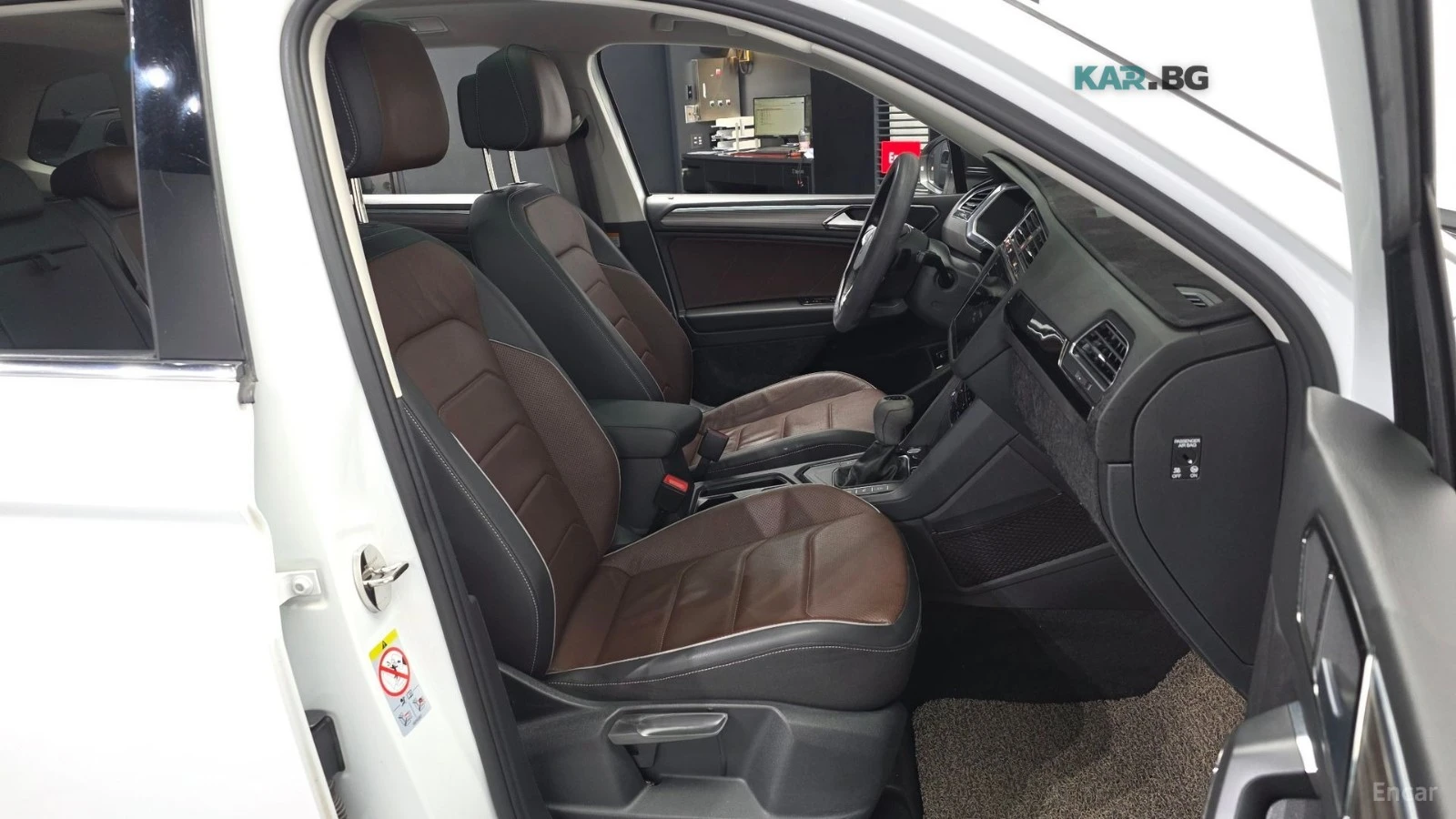 VW Tiguan PRESTIGE/HUD/KEYLESS/PANO/KAMEPA, снимка 15 - Автомобили и джипове - 54895769