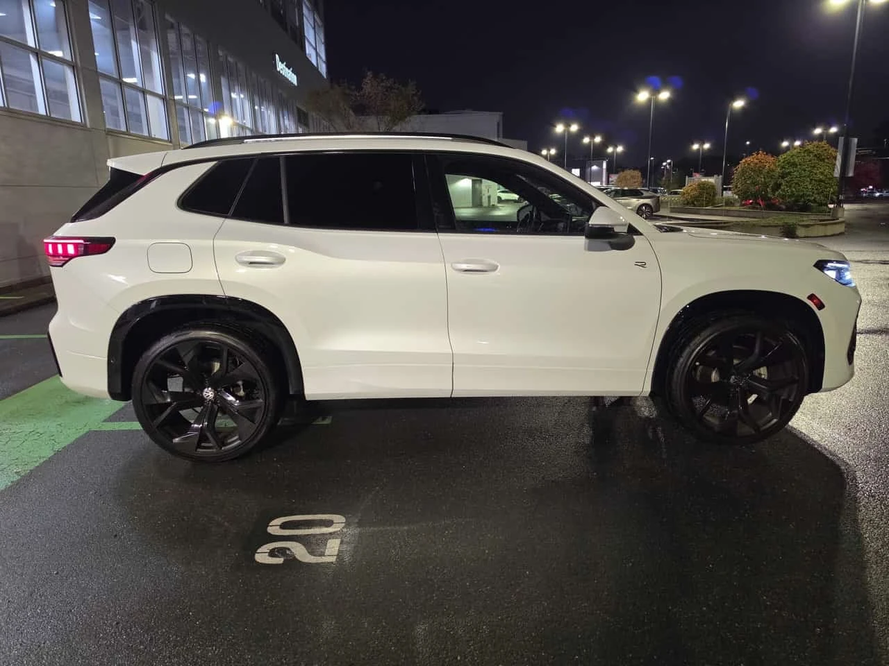 VW Tiguan * Highline R Line * АВТОКРЕДИТ* , снимка 3 - Автомобили и джипове - 56336697