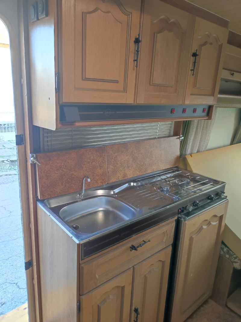 Каравана Burstner, снимка 8 - Каравани и кемпери - 52939312