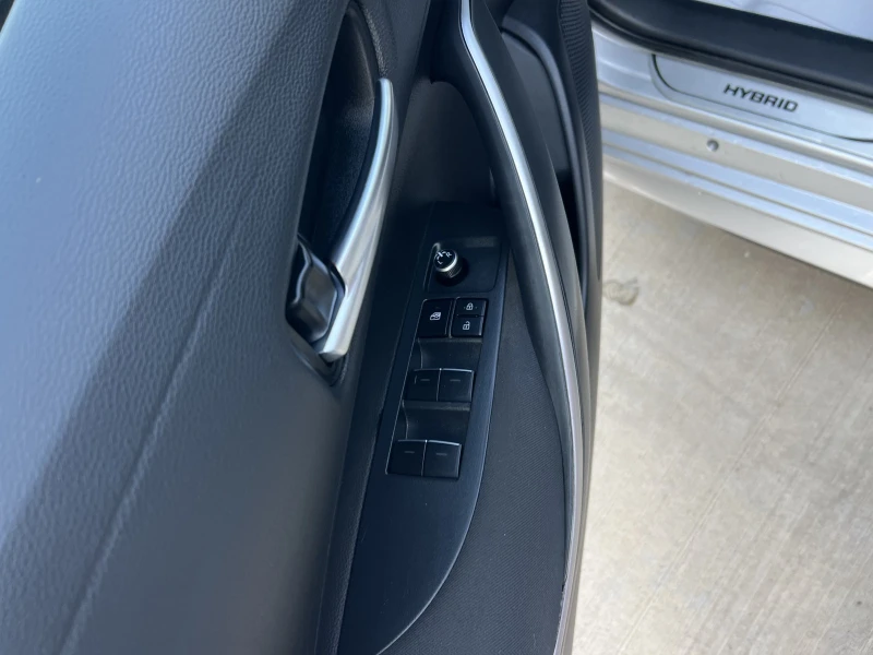 Toyota Corolla   1.8 Hybrid, снимка 17 - Автомобили и джипове - 51419155