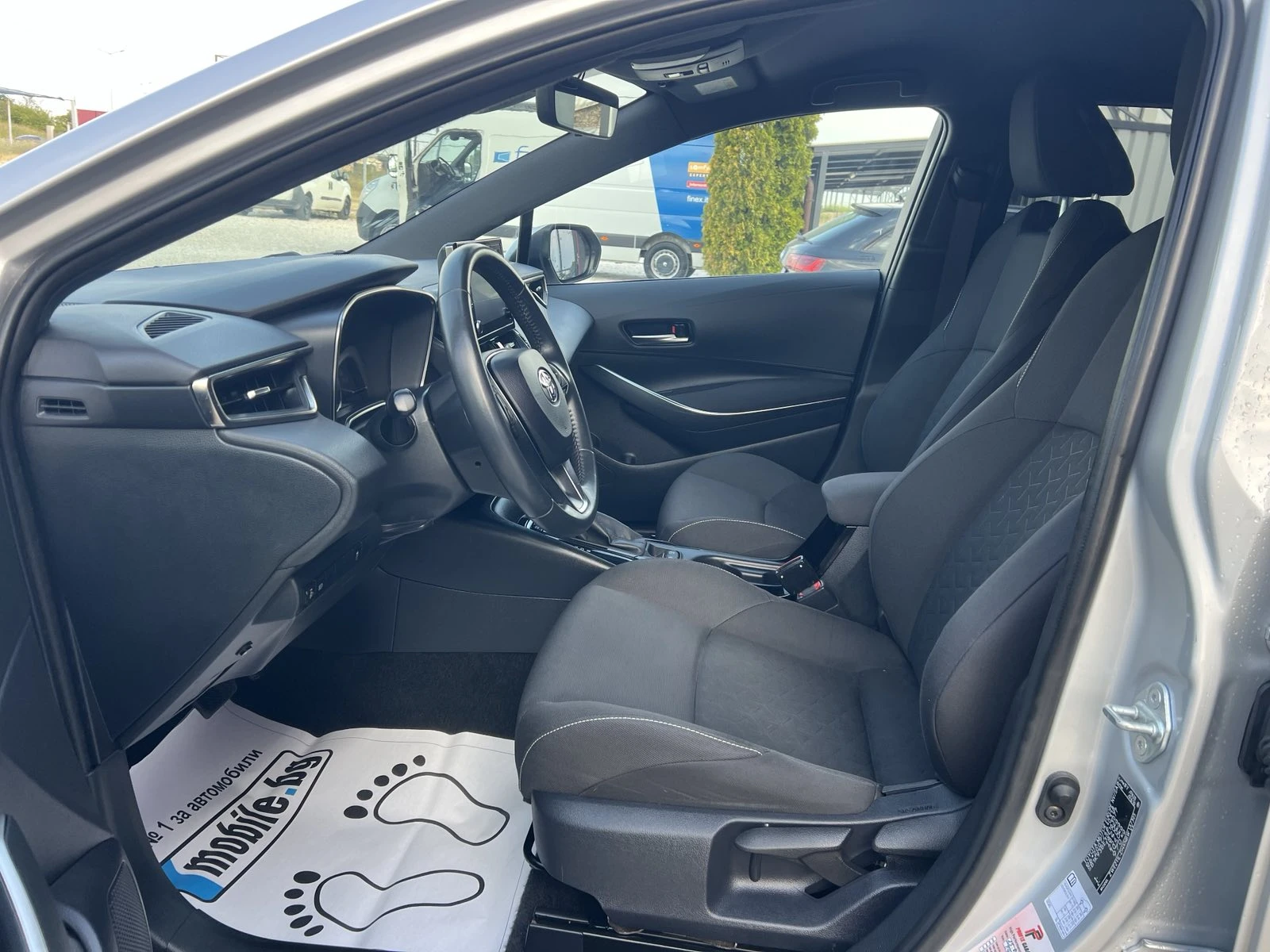 Toyota Corolla   1.8 Hybrid - изображение 7