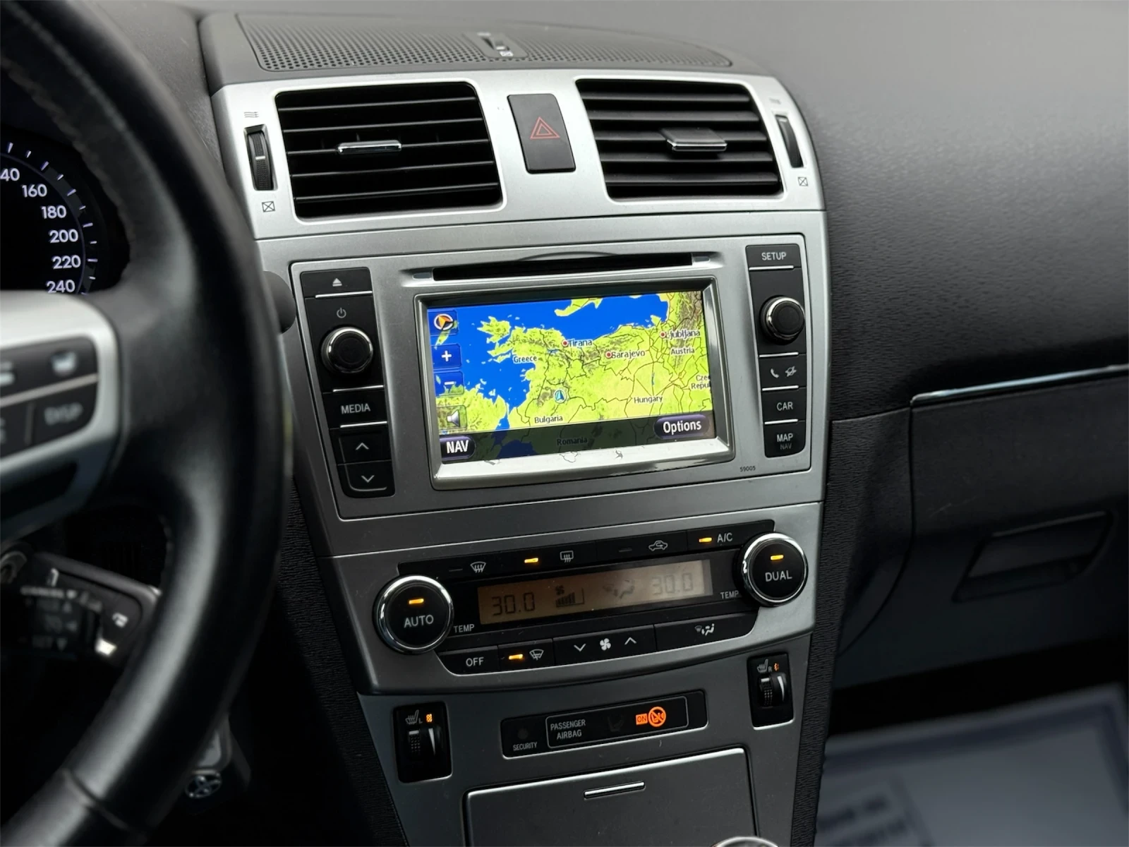 Toyota Avensis 1.8i ФЕЙСЛИФТ НАВИ КАМЕРА ОТЛИЧНА ПОДАРЪК ГУМИ, снимка 11 - Автомобили и джипове - 53202559