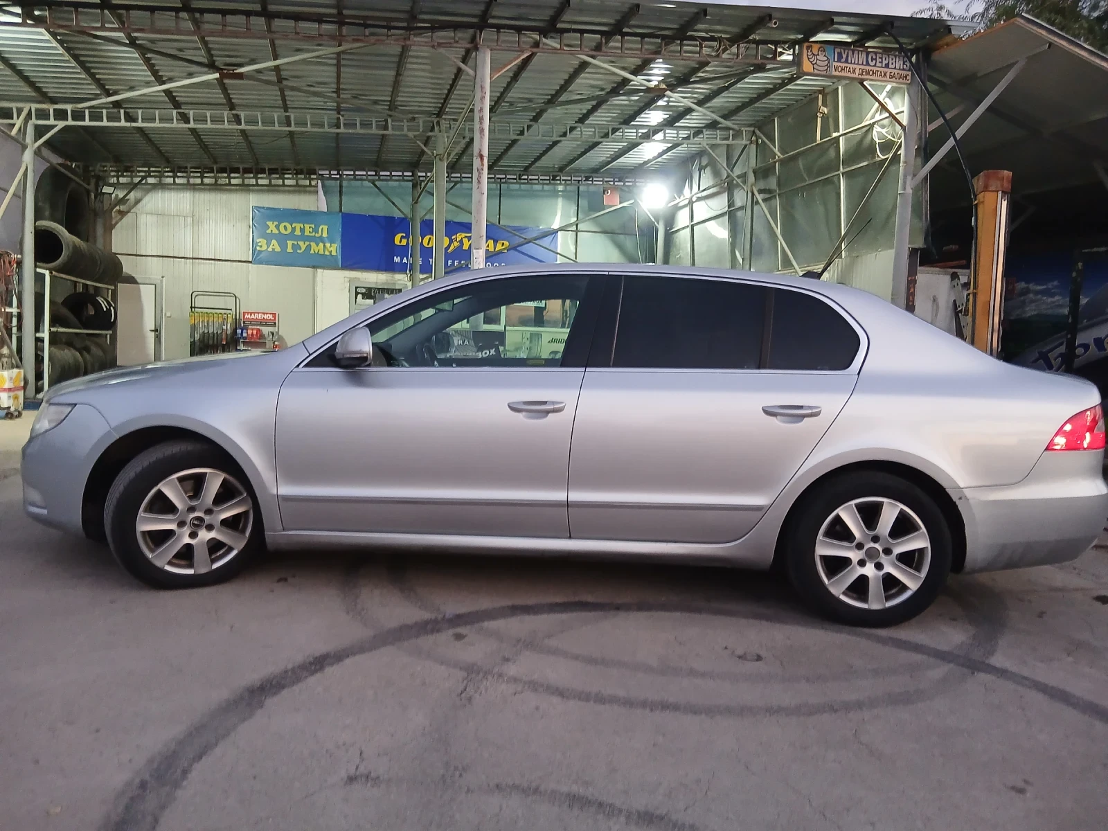 Skoda Superb 2.0TDI, снимка 9 - Автомобили и джипове - 56303614