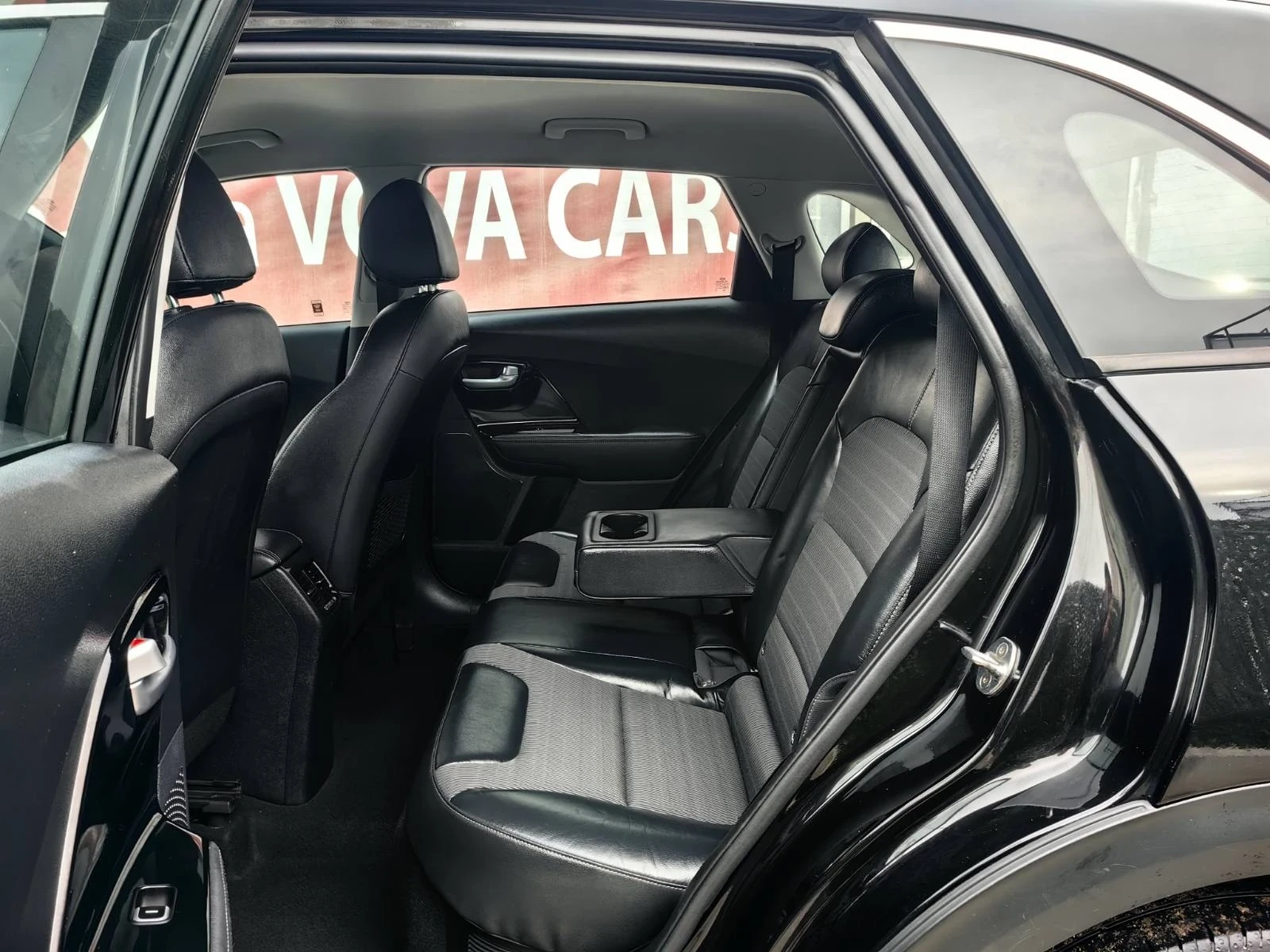 Kia Niro 1, 6i-141к.с Навигация Кар Плей, снимка 12 - Автомобили и джипове - 54200687