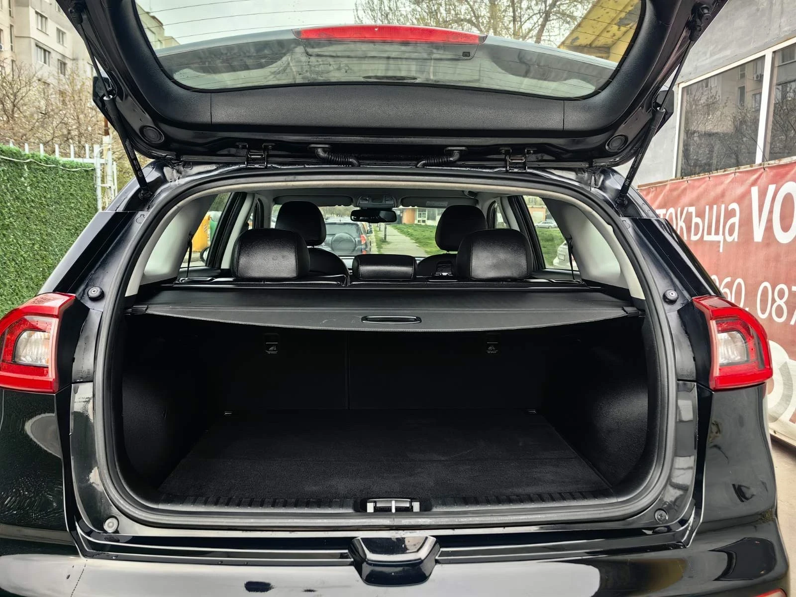 Kia Niro 1, 6i-141к.с Навигация Кар Плей, снимка 14 - Автомобили и джипове - 54200687