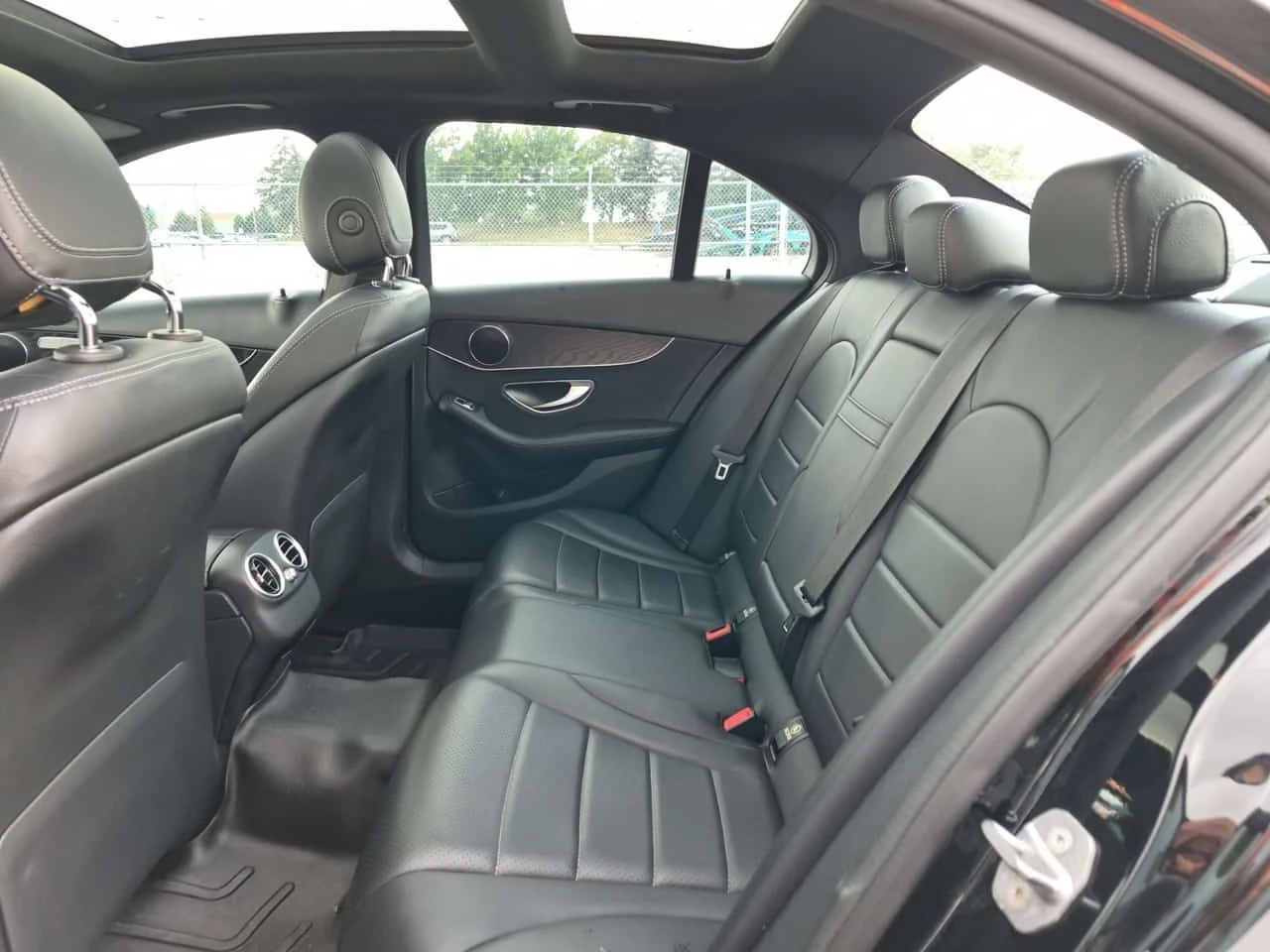 Mercedes-Benz C 300 4MATIC * AMG Line * CARFAX * , снимка 9 - Автомобили и джипове - 55636493