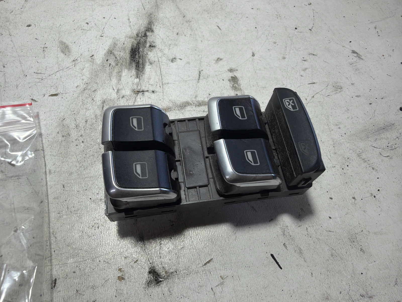 копче ел. стъкла 8K0959851F Audi A4