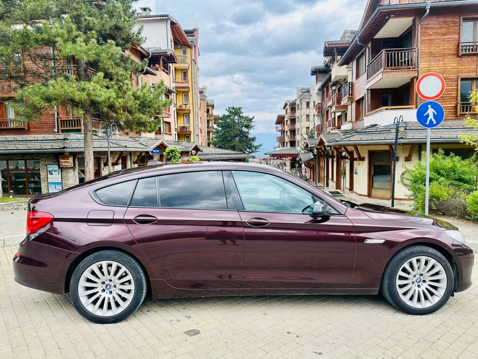 BMW 5 Gran Turismo 535d Обслужен, Панорама, Head up, CarPlay, Подгряв - изображение 2