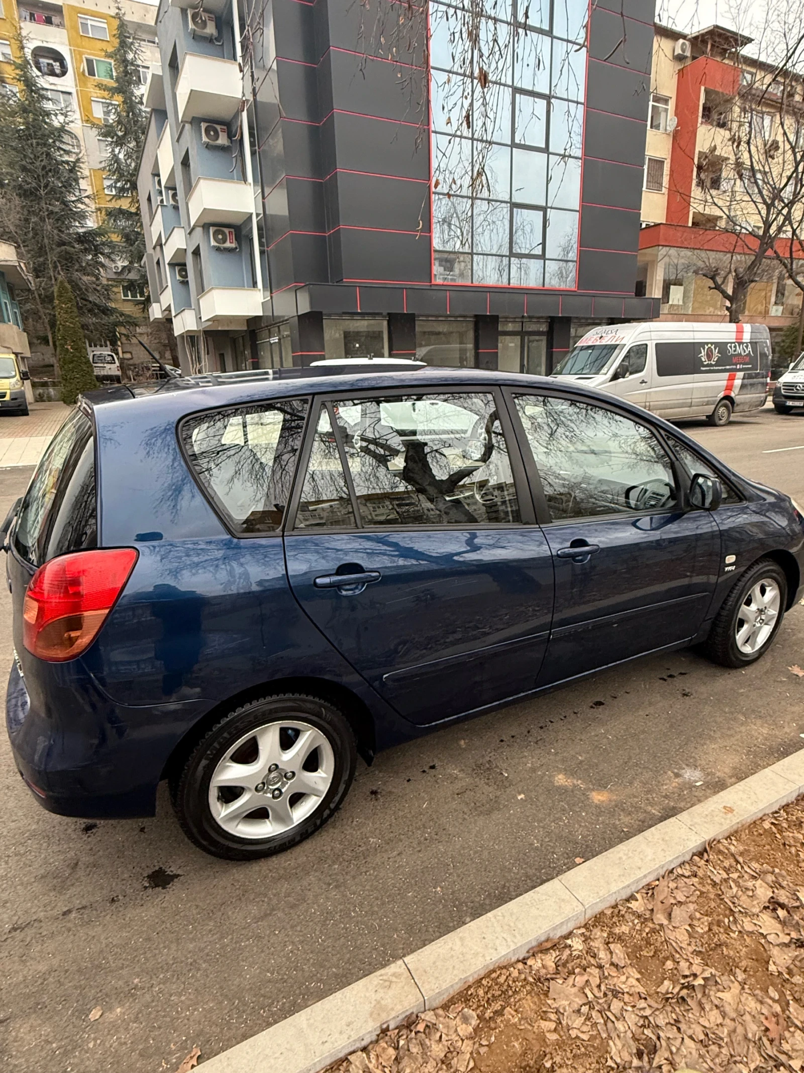 Toyota Corolla verso Бензин / Газ - изображение 5