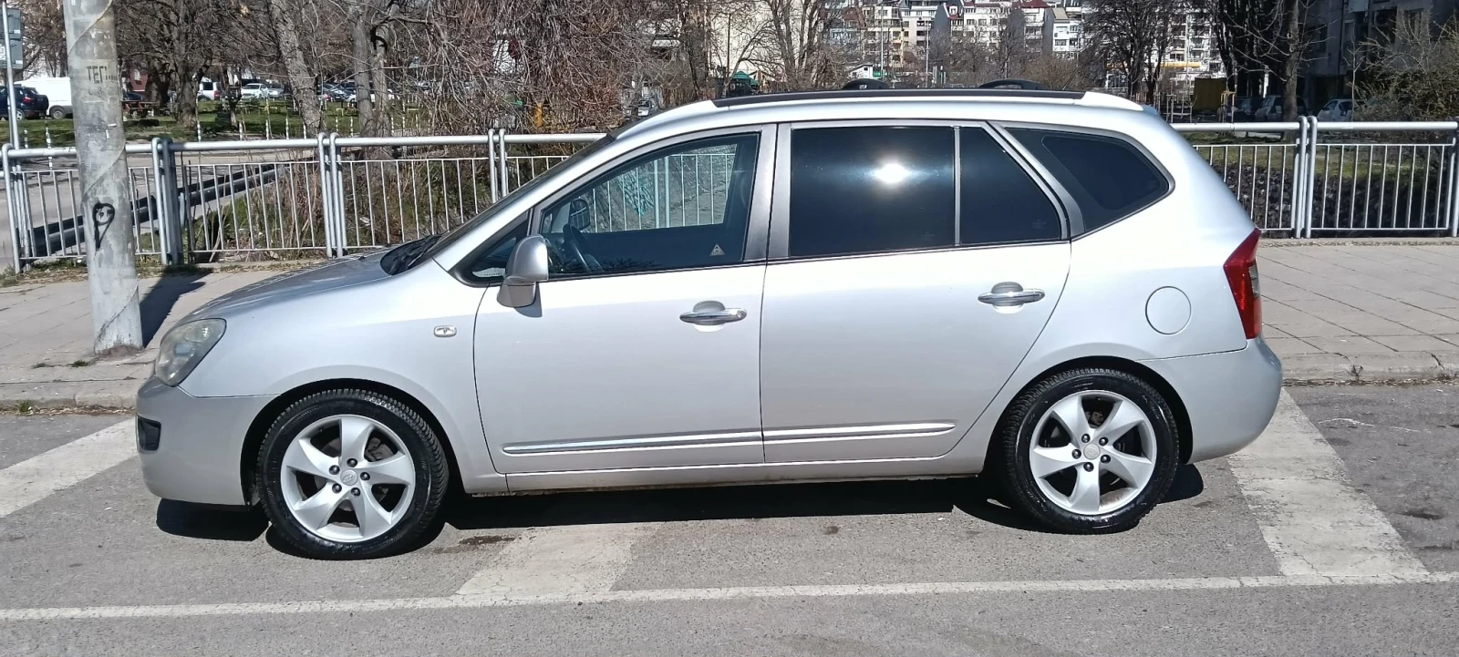 Kia Carens, снимка 5 - Автомобили и джипове - 53892222