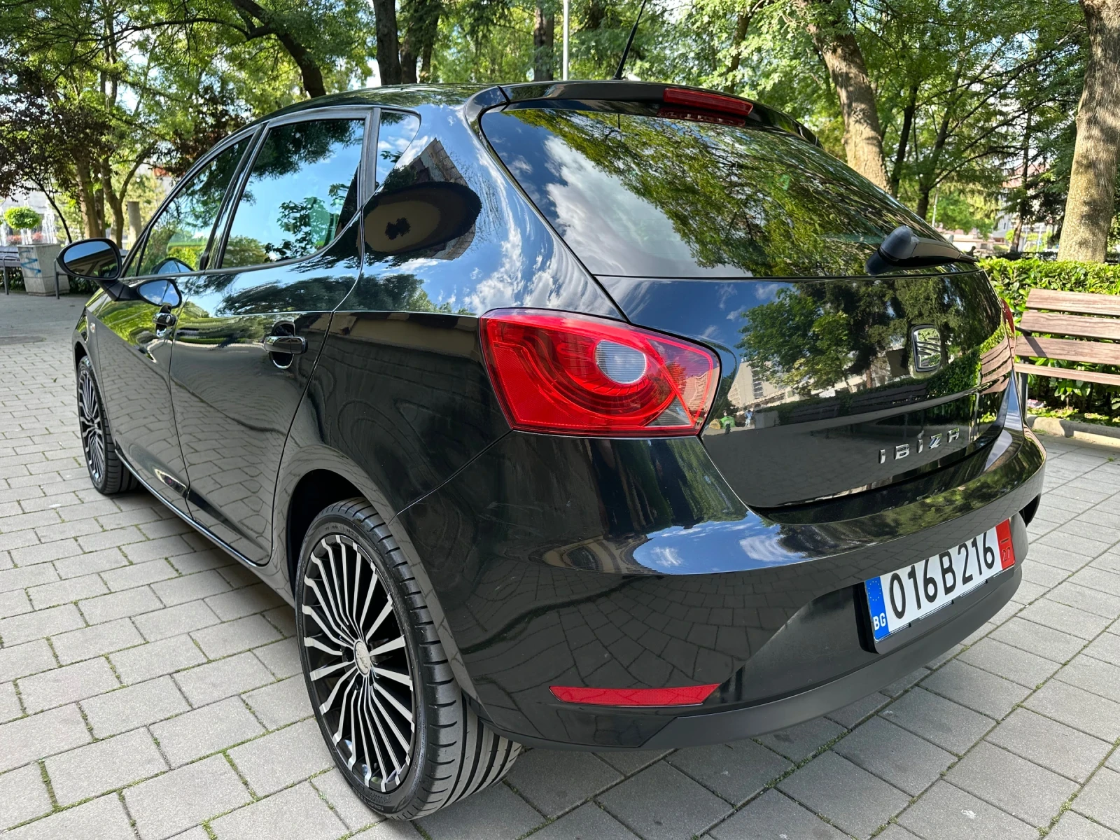 Seat Ibiza * FACELIFT#1.2   70 к.с.#2 КЛЮЧА#17 ДЖАТИ* , снимка 2 - Автомобили и джипове - 54637650