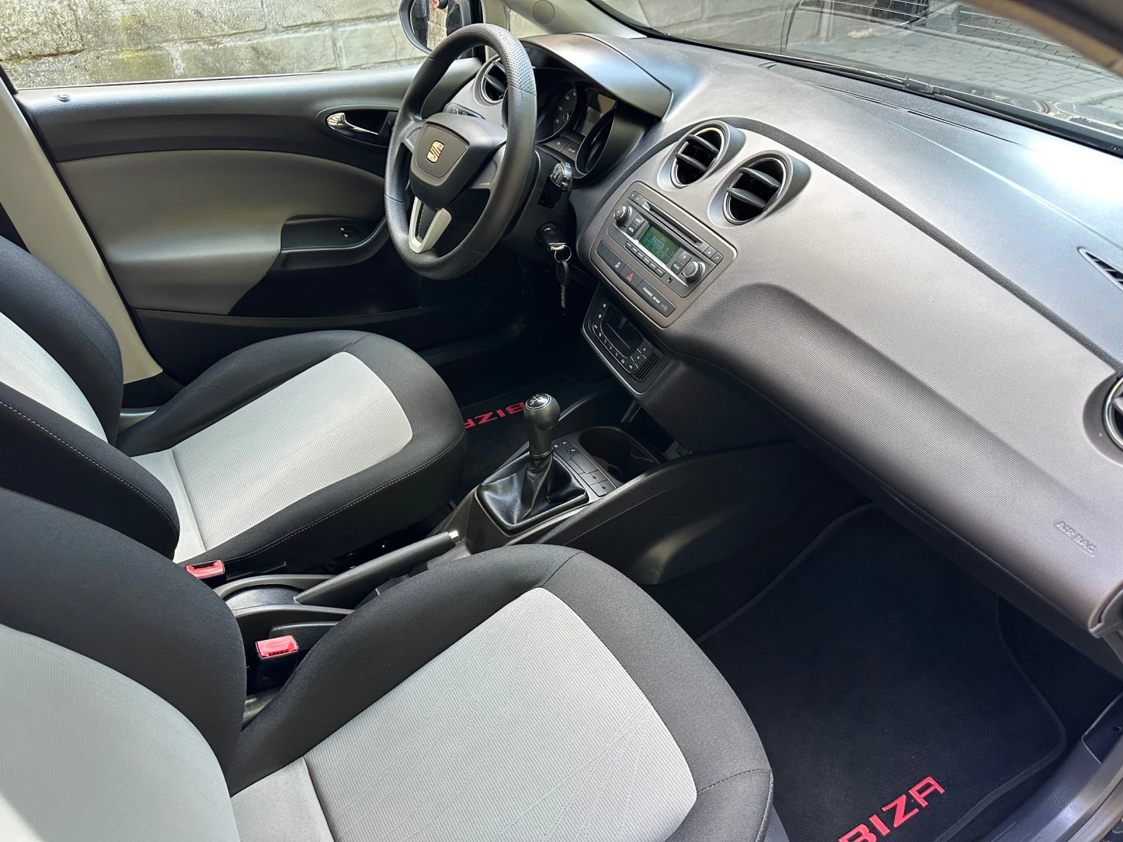Seat Ibiza * FACELIFT#1.2   70 к.с.#2 КЛЮЧА#17 ДЖАТИ* , снимка 8 - Автомобили и джипове - 54637650