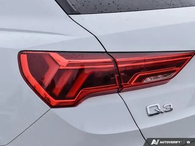 Audi Q3 / S line Progressiv / AWD / ПАНОРАМА / CARFAX , снимка 15 - Автомобили и джипове - 53306581