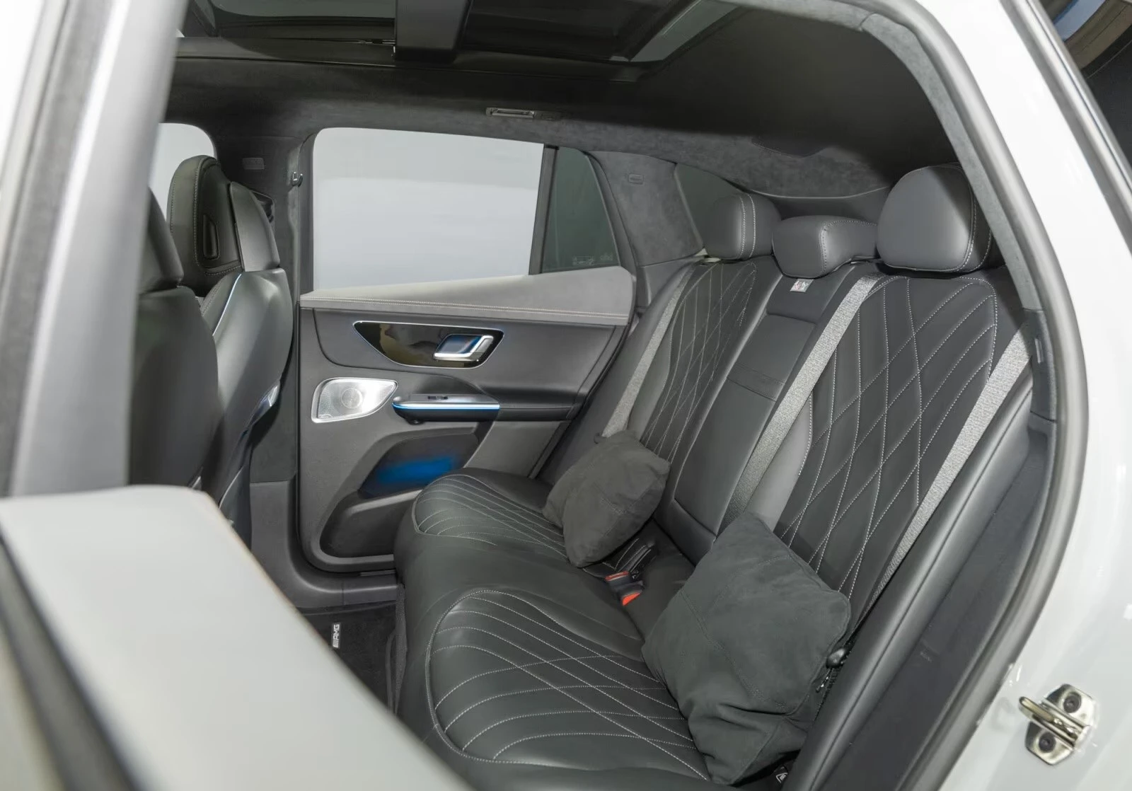 Mercedes-Benz EQE 500 AMG/SUV/4-MATIC/CARBON/HYPERSCREEN/BURM/PANO/, снимка 16 - Автомобили и джипове - 53974740