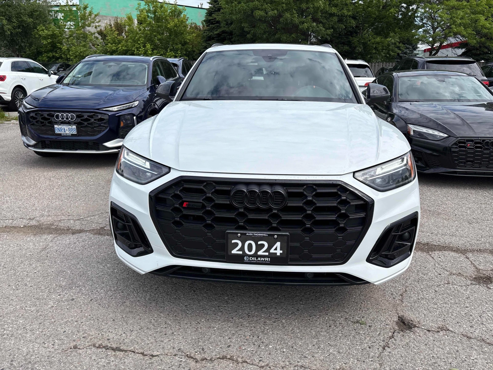 Audi SQ5 Progressiv * Keyless * CARFAX * АВТО КРЕДИТ * , снимка 2 - Автомобили и джипове - 54963869