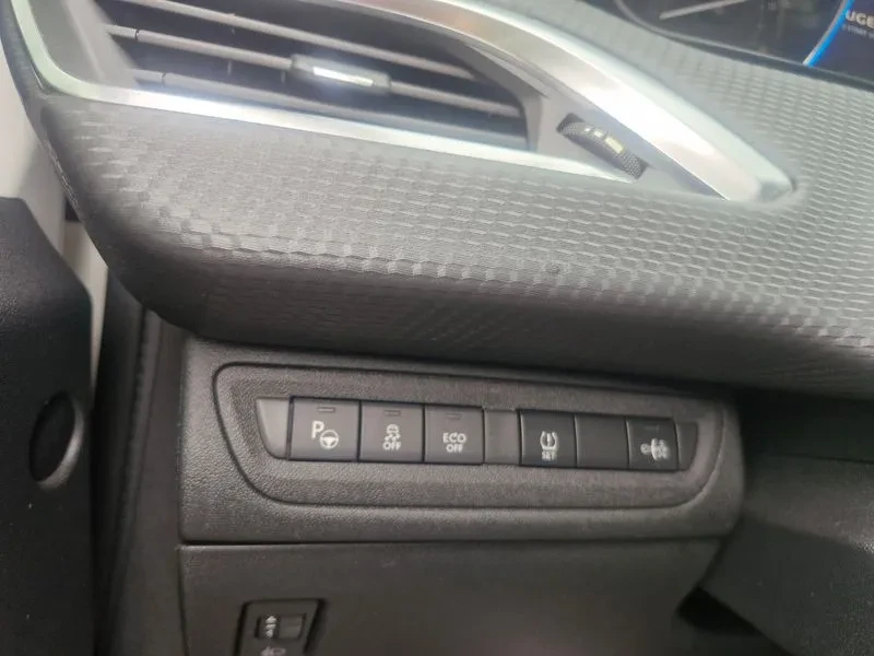 Peugeot 2008 1.6 BlueHDI - САМО 30% АВАНС, снимка 11 - Автомобили и джипове - 56016826