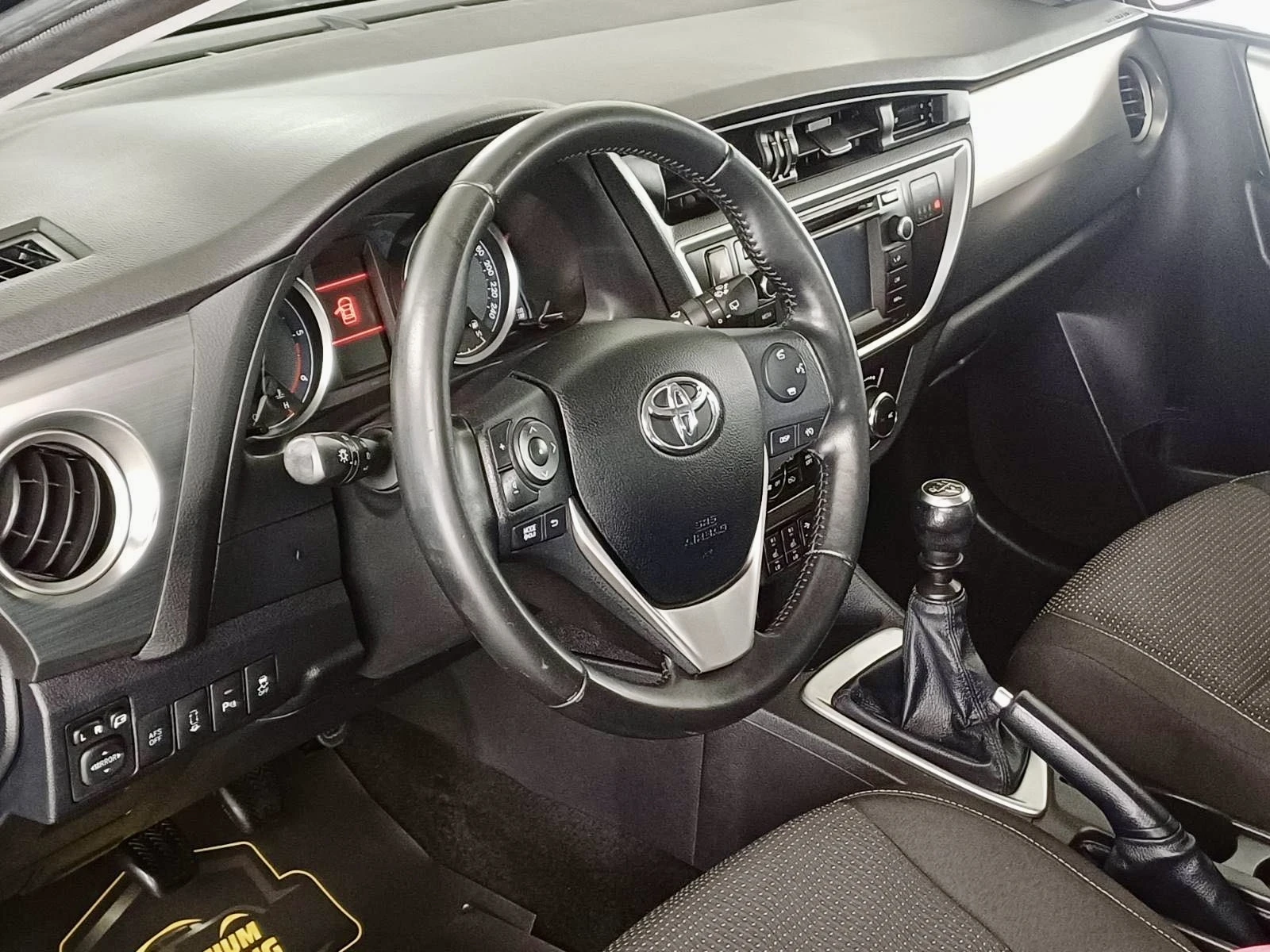 Toyota Auris 2.0D4D STARTSTOP, снимка 15 - Автомобили и джипове - 55955192