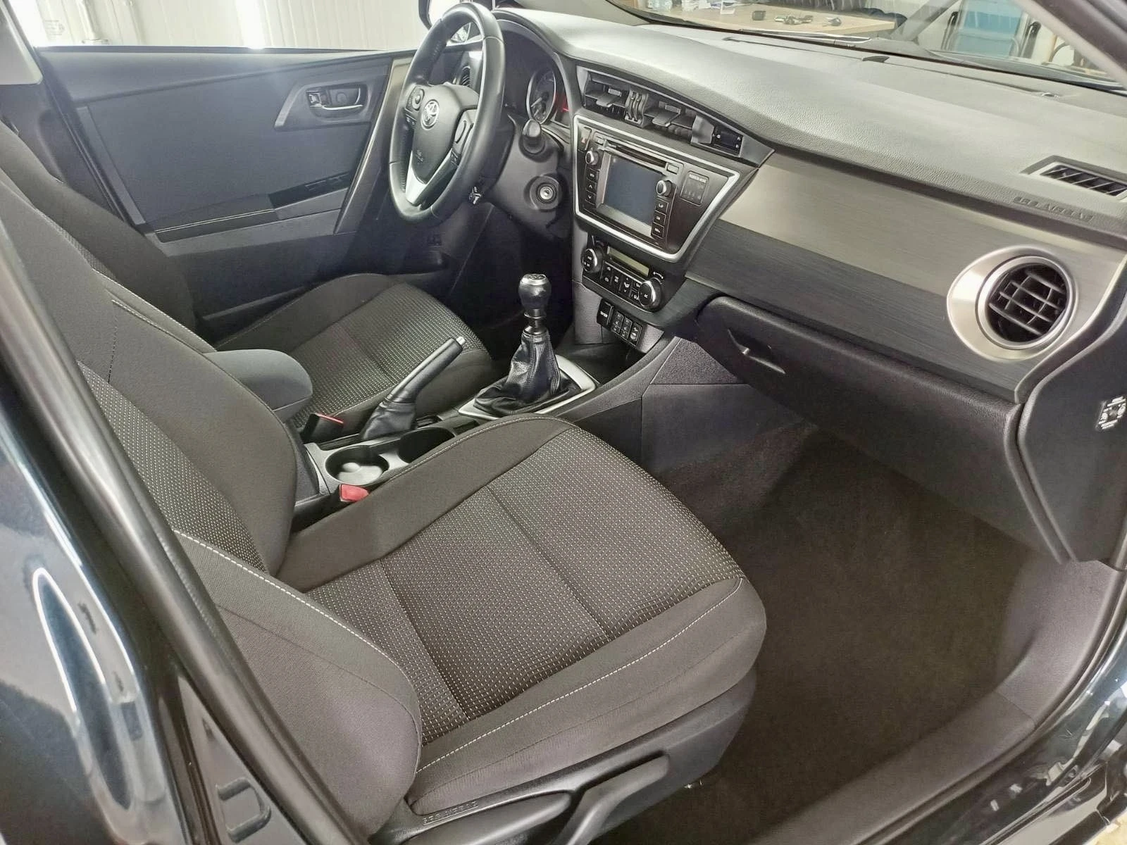 Toyota Auris 2.0D4D STARTSTOP, снимка 16 - Автомобили и джипове - 55955192