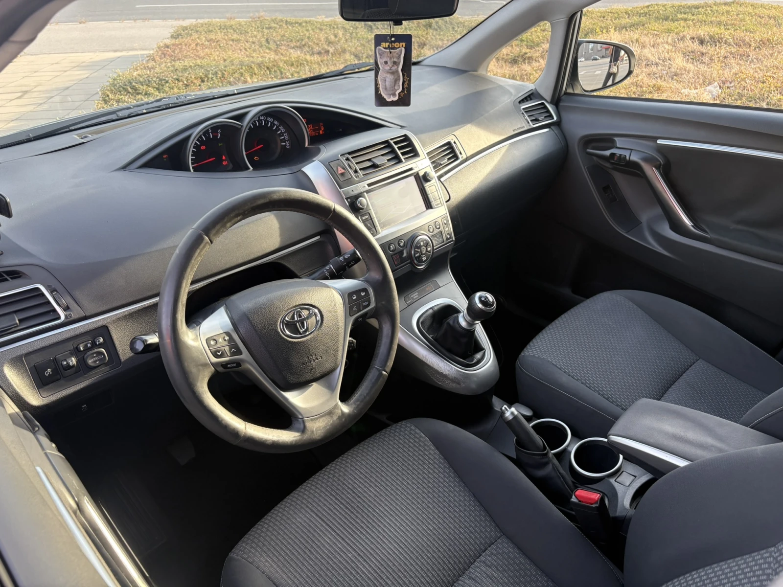 Toyota Verso 2.0D4D, снимка 9 - Автомобили и джипове - 56415937