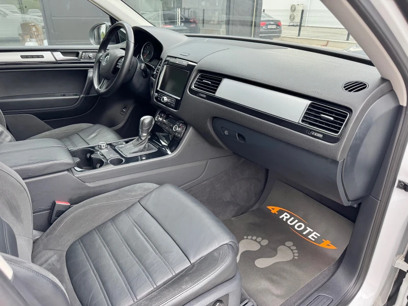 VW Touareg 3.0TDi Подгрев/Панорама, снимка 10 - Автомобили и джипове - 51284546
