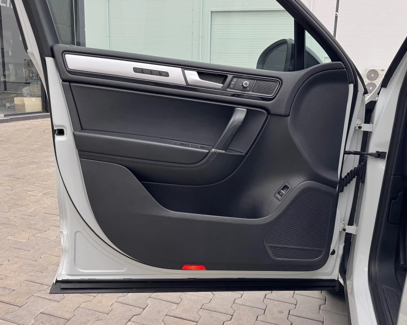 VW Touareg 3.0TDi Подгрев/Панорама, снимка 12 - Автомобили и джипове - 51284546