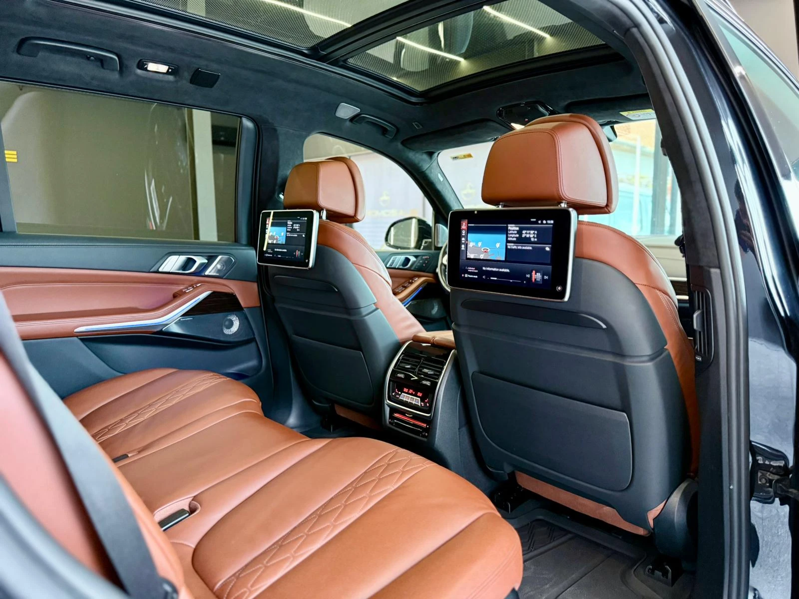 BMW X7 М50d* 7 Местен* Full* TV* Pano* Лизинг , снимка 14 - Автомобили и джипове - 54525232