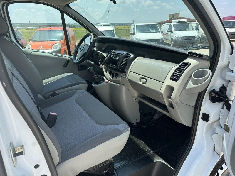 Opel Vivaro, снимка 11 - Бусове и автобуси - 41454258