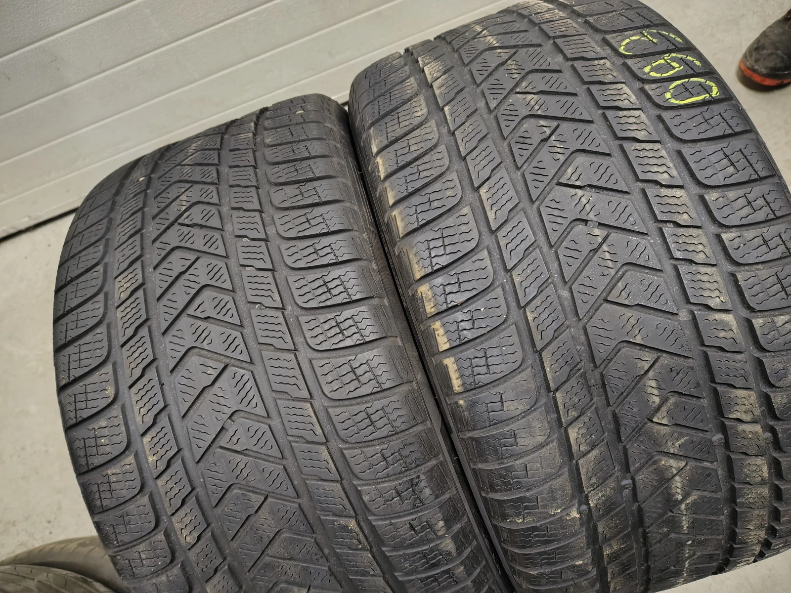 Гуми Зимни 285/35R20, снимка 2 - Гуми и джанти - 55835104