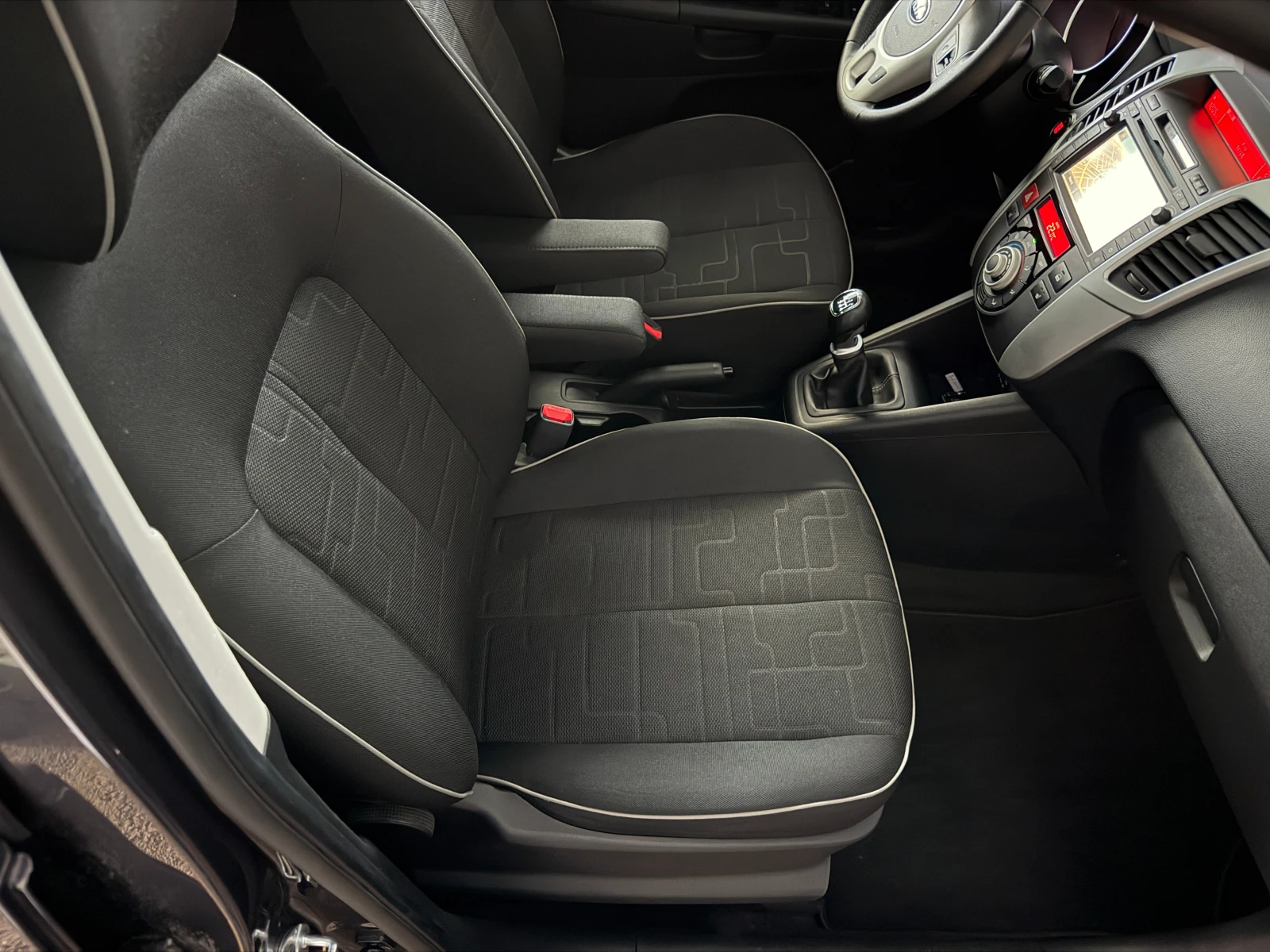 Kia Venga 1.6i* ПЪЛНА СЕРВИЗНА ИСТОРИЯ В KIA , снимка 13 - Автомобили и джипове - 55413655