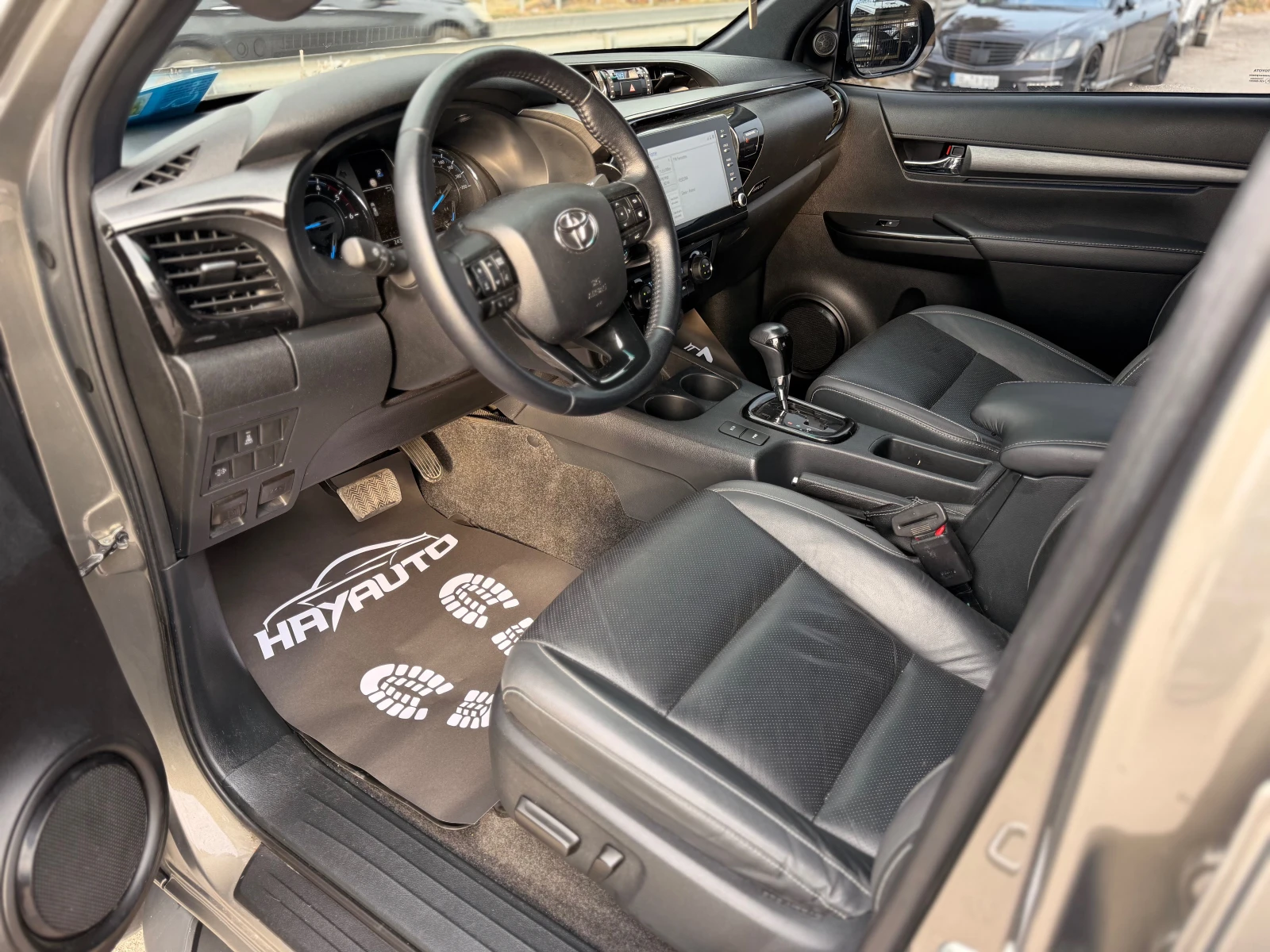 Toyota Hilux 2.8d= INVINCIBLE= KEYLESS GO= CAMERA= , снимка 9 - Автомобили и джипове - 56746412