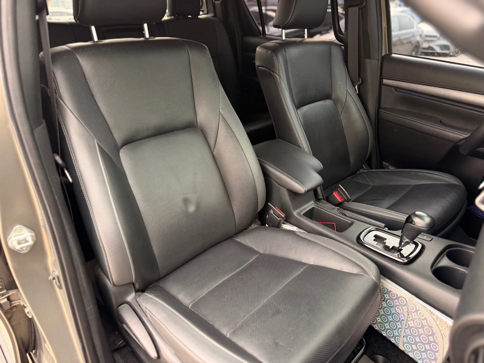 Toyota Hilux 2.8d= INVINCIBLE= KEYLESS GO= CAMERA= , снимка 12 - Автомобили и джипове - 56746412