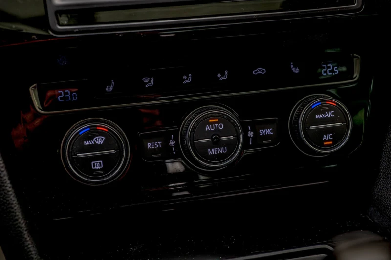 VW Passat 4Motion/R-Line/DSG/PDC/F1/FULL LED/Подгрев, снимка 11 - Автомобили и джипове - 52908659