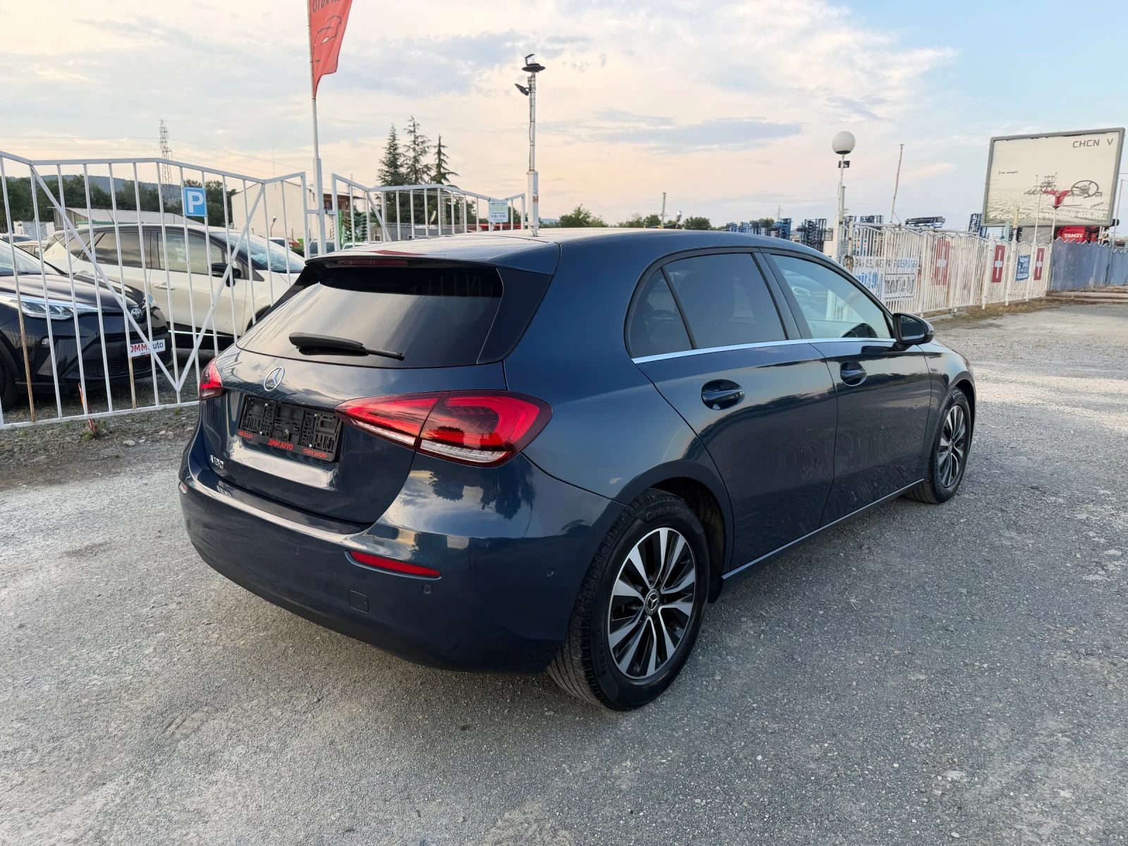 Mercedes-Benz A 180 LUXURY / АВТОМАТИК / БЕНЗИН / ЕВРО6 / ДИСТРОНИК , снимка 5 - Автомобили и джипове - 54804191