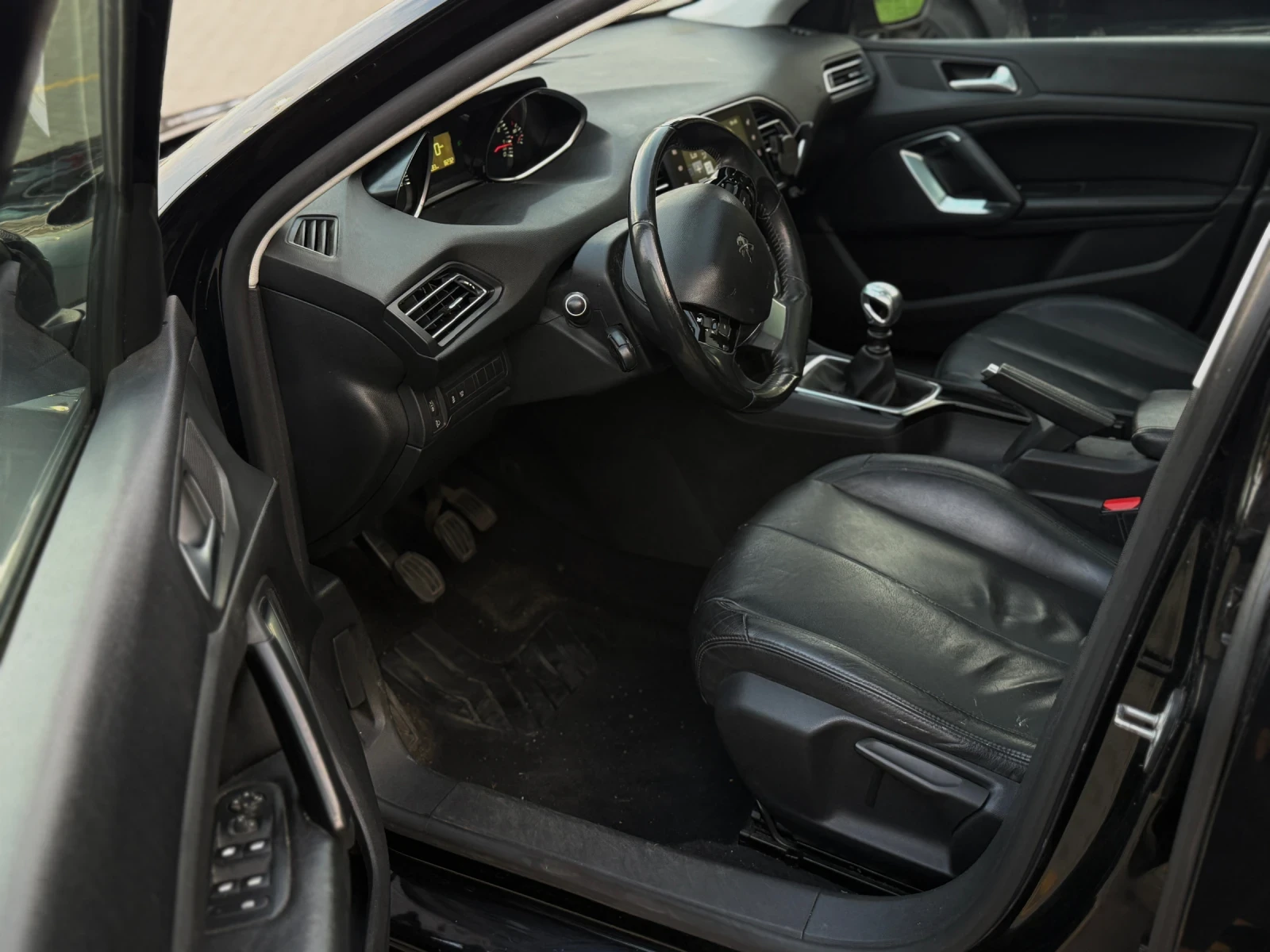 Peugeot 308 SW 1.2 Пано/Кожа, снимка 12 - Автомобили и джипове - 56051064