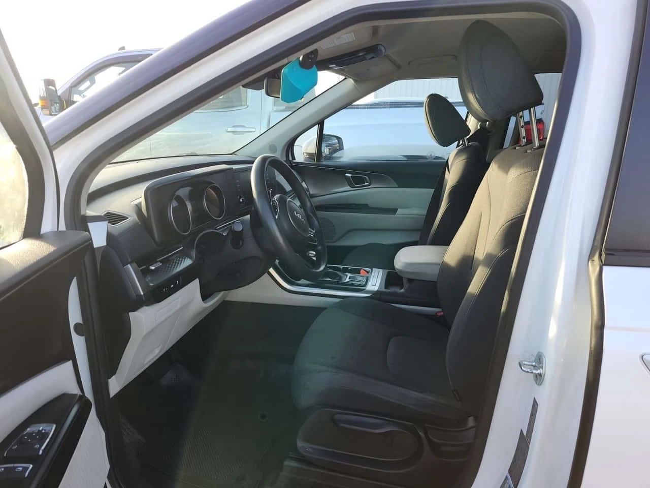 Kia Carnival * Fwd Lx * АВТОКРЕДИТ БЕЗ ПЪРВОНАЧАЛНА ВНОСКА* , снимка 3 - Автомобили и джипове - 56224729